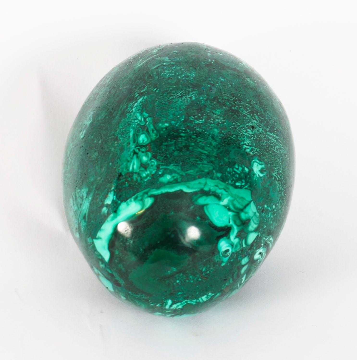 Pietra Uovo e supporto in malachite lucida russa del XX secolo in vendita