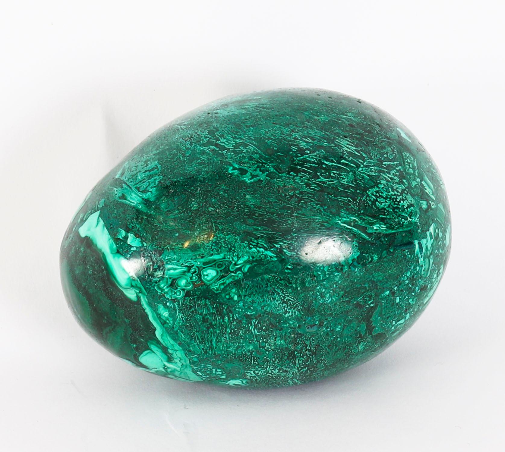 Uovo e supporto in malachite lucida russa del XX secolo in vendita 1