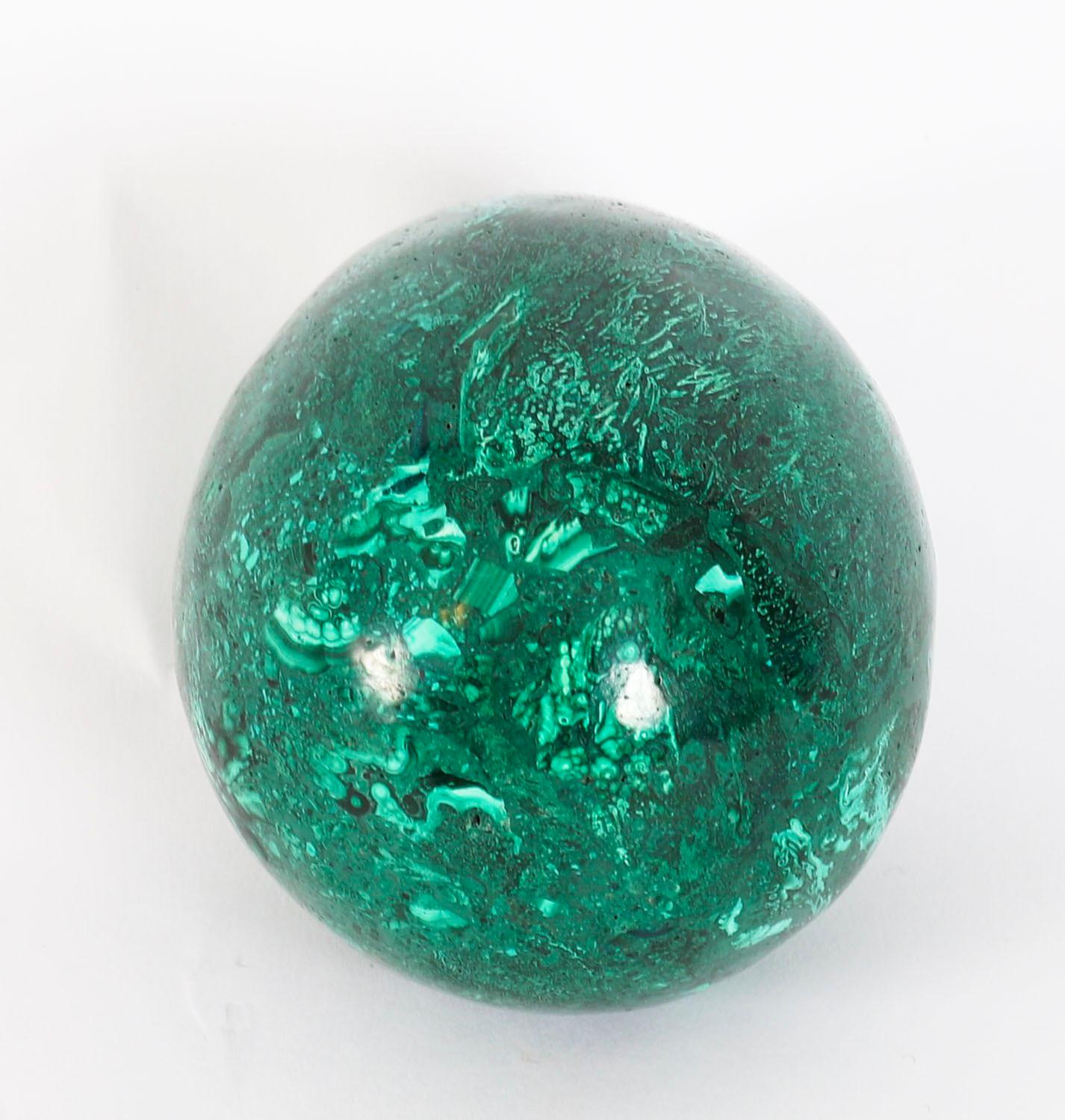 Uovo e supporto in malachite lucida russa del XX secolo in vendita 2