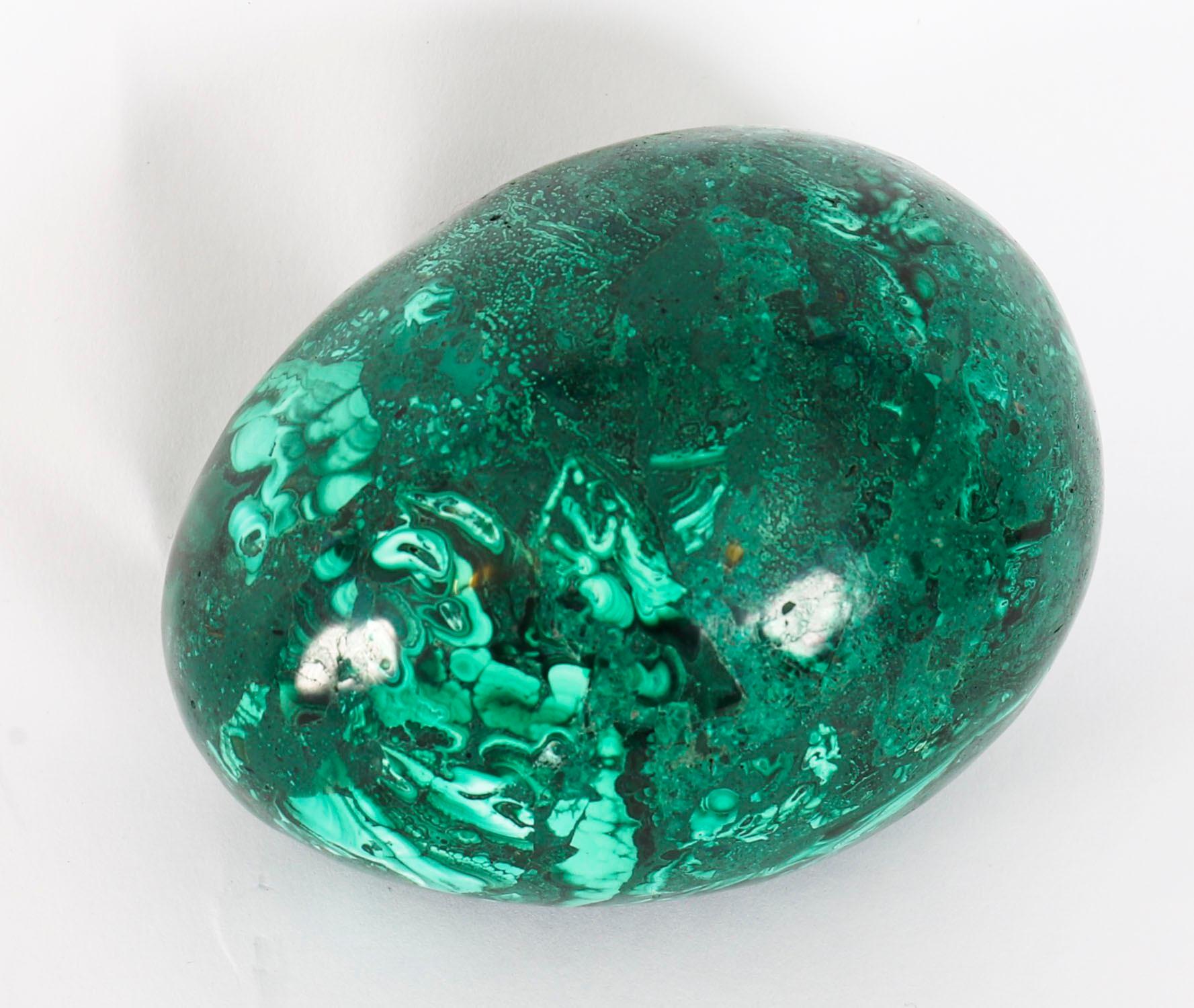 Uovo e supporto in malachite lucida russa del XX secolo in vendita 3