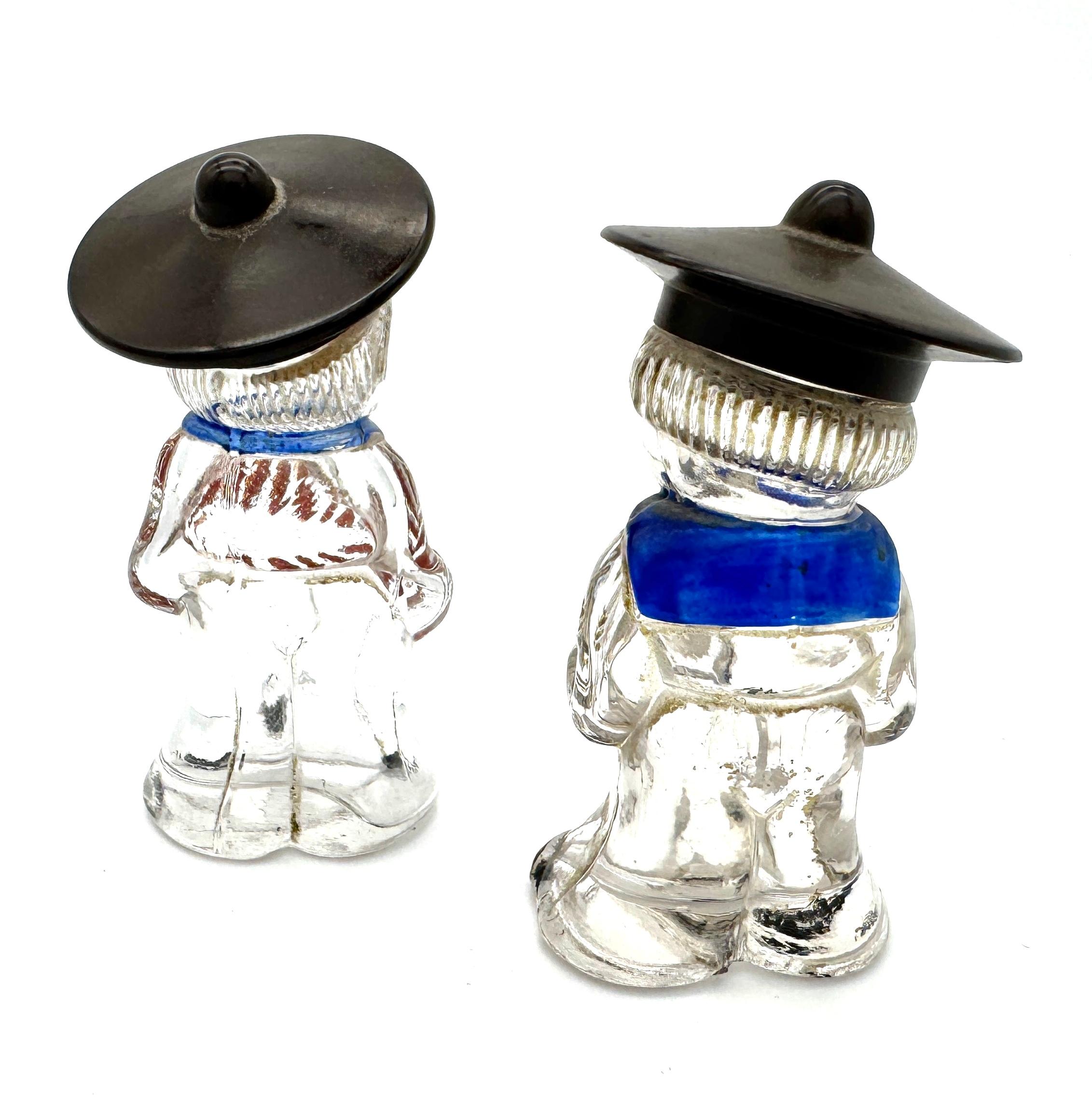 Ces deux petits salés sont dessinés comme une paire de marins avec des chapeaux noirs. Les chapeaux noirs se dévissent pour que les petits personnages puissent être remplis de sel et de poivre. L'un des marins chante et joue de l'accordéon, l'autre