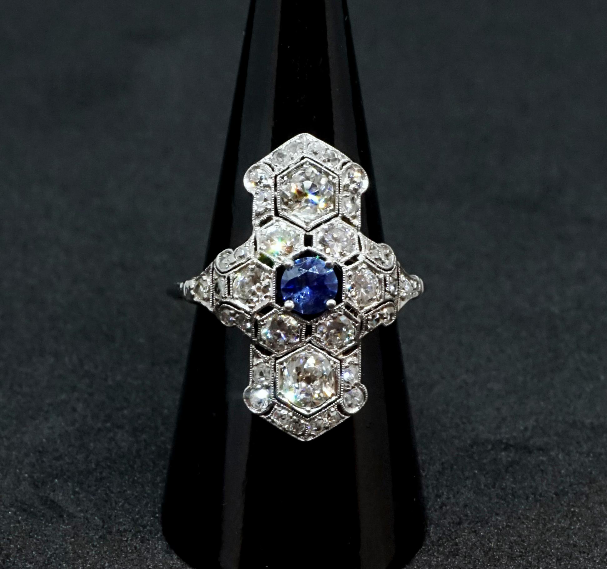 Antique Art Deco Saphire and Diamond White Gold Cocktail Ring, Austria, ca. 1920 In Good Condition In Vienna, AT