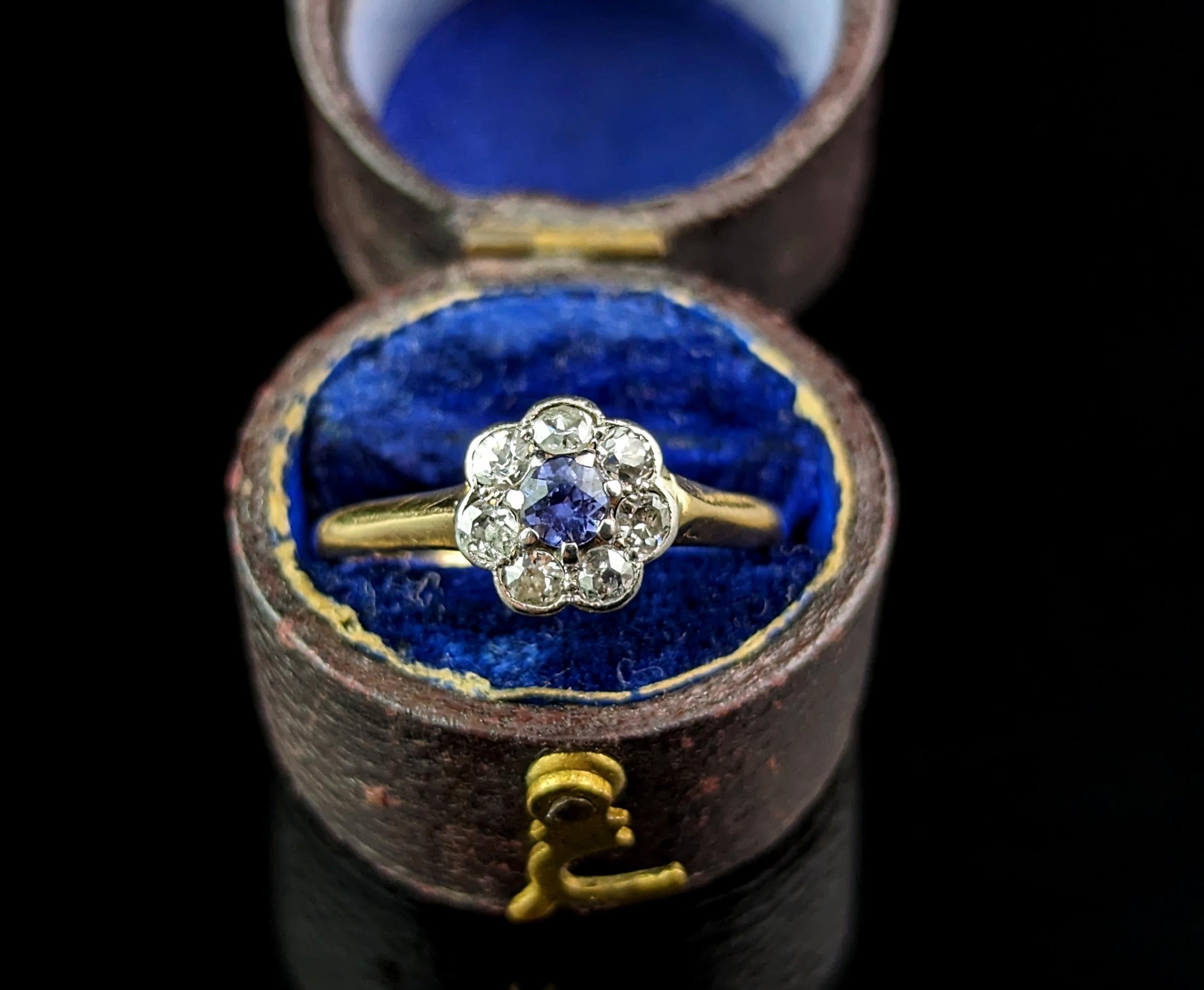 The prettiest little antique Art Deco flower ring!

This early 20th Century beauty is crafted in lush 18ct yellow gold with a gorgeous cornflower blue sapphire set to the centre of the face surrounded by a halo of twinkling old cut diamonds.

It is