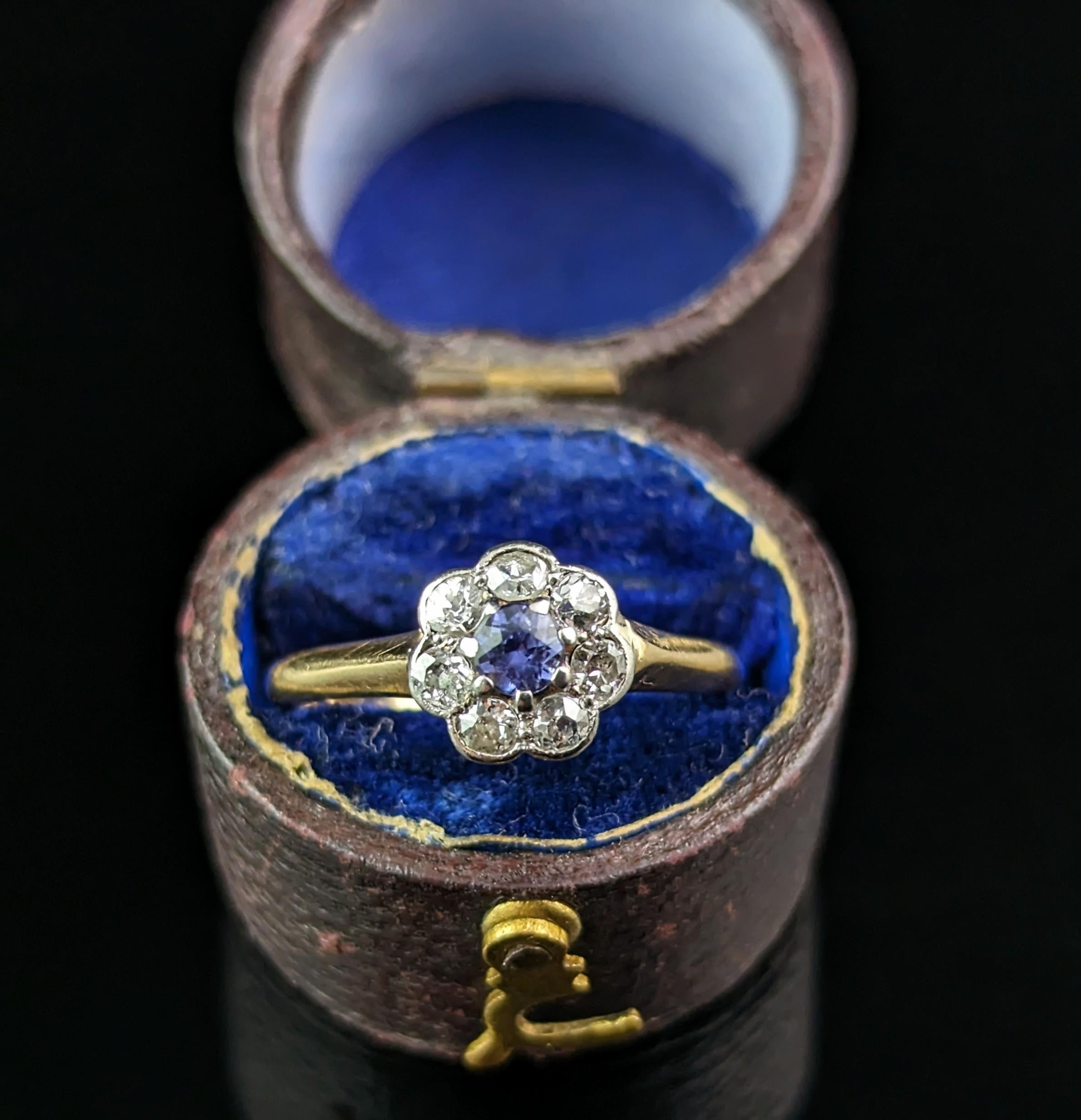 Antique Art Deco Sapphire and Diamond flower ring, 18k gold  In Good Condition In NEWARK, GB
