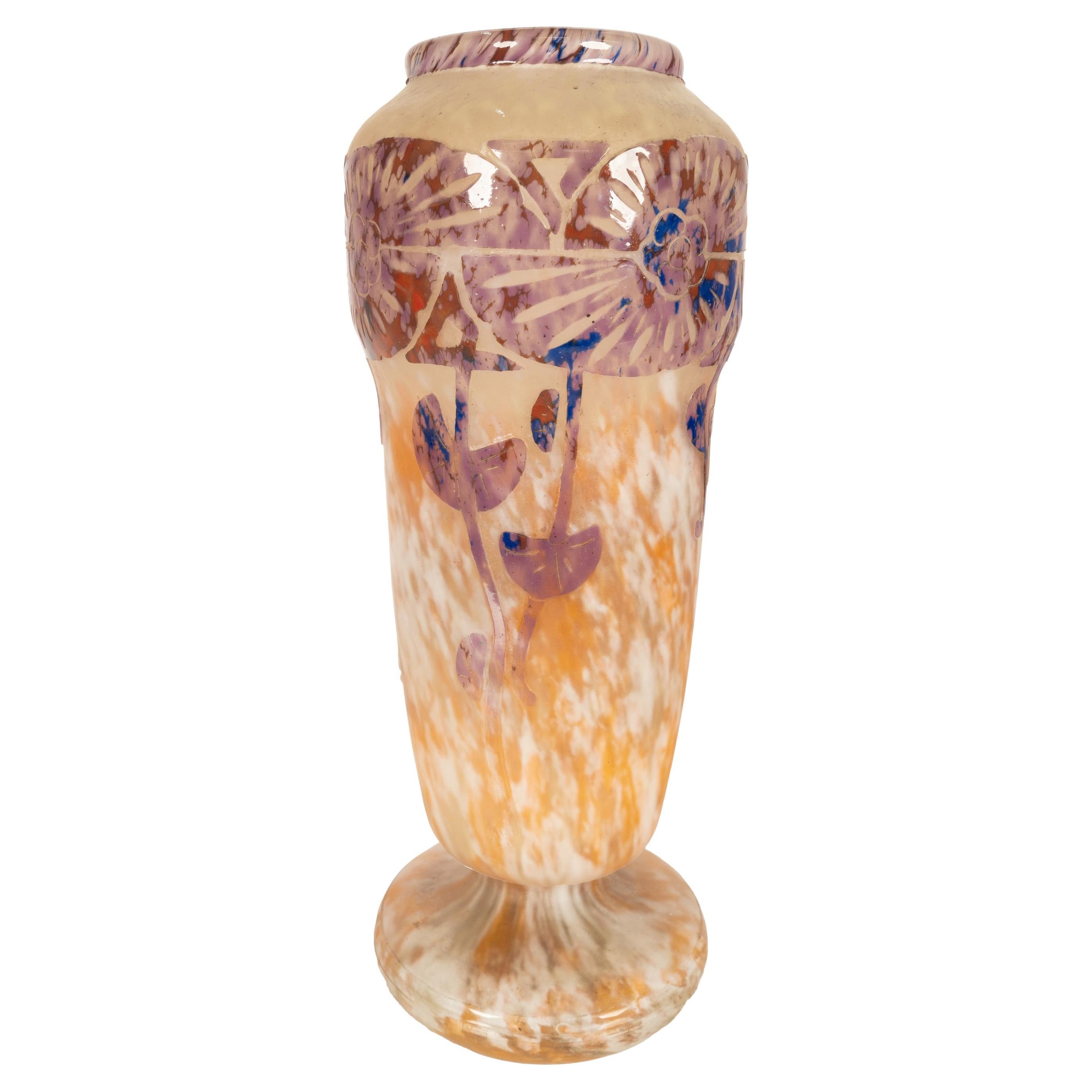 Un bel vaso antico in vetro artistico francese Art Deco a cinque colori con cammeo, di Charles Schneider, circa 1923. 
Il vaso affusolato a forma di balaustro con un bordo multicolore e una fascia di fiori stilizzati lucidi blu e rosa con vitigni