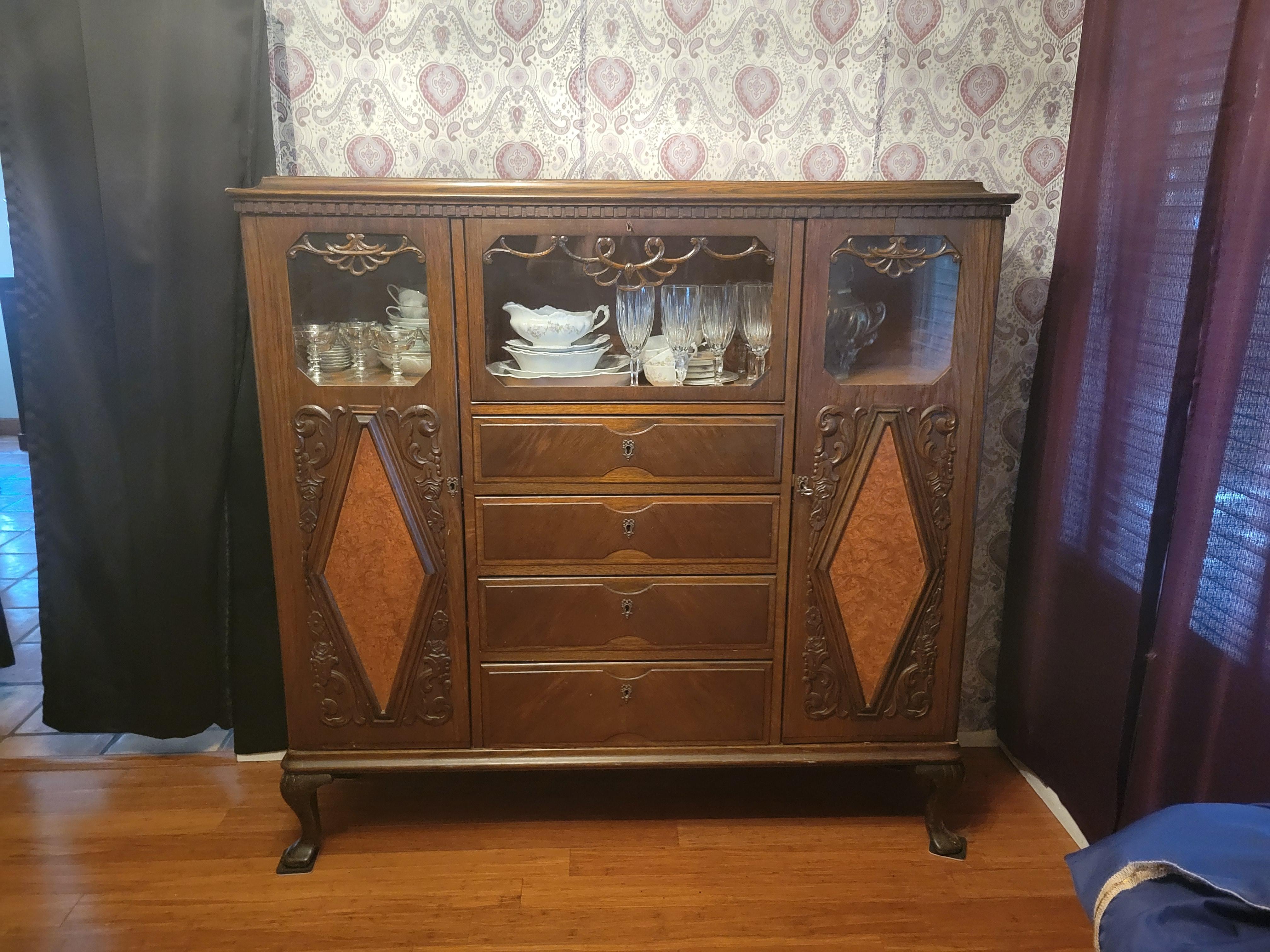 Schöner und seltener Jugendstil-Porzellanschrank:  57