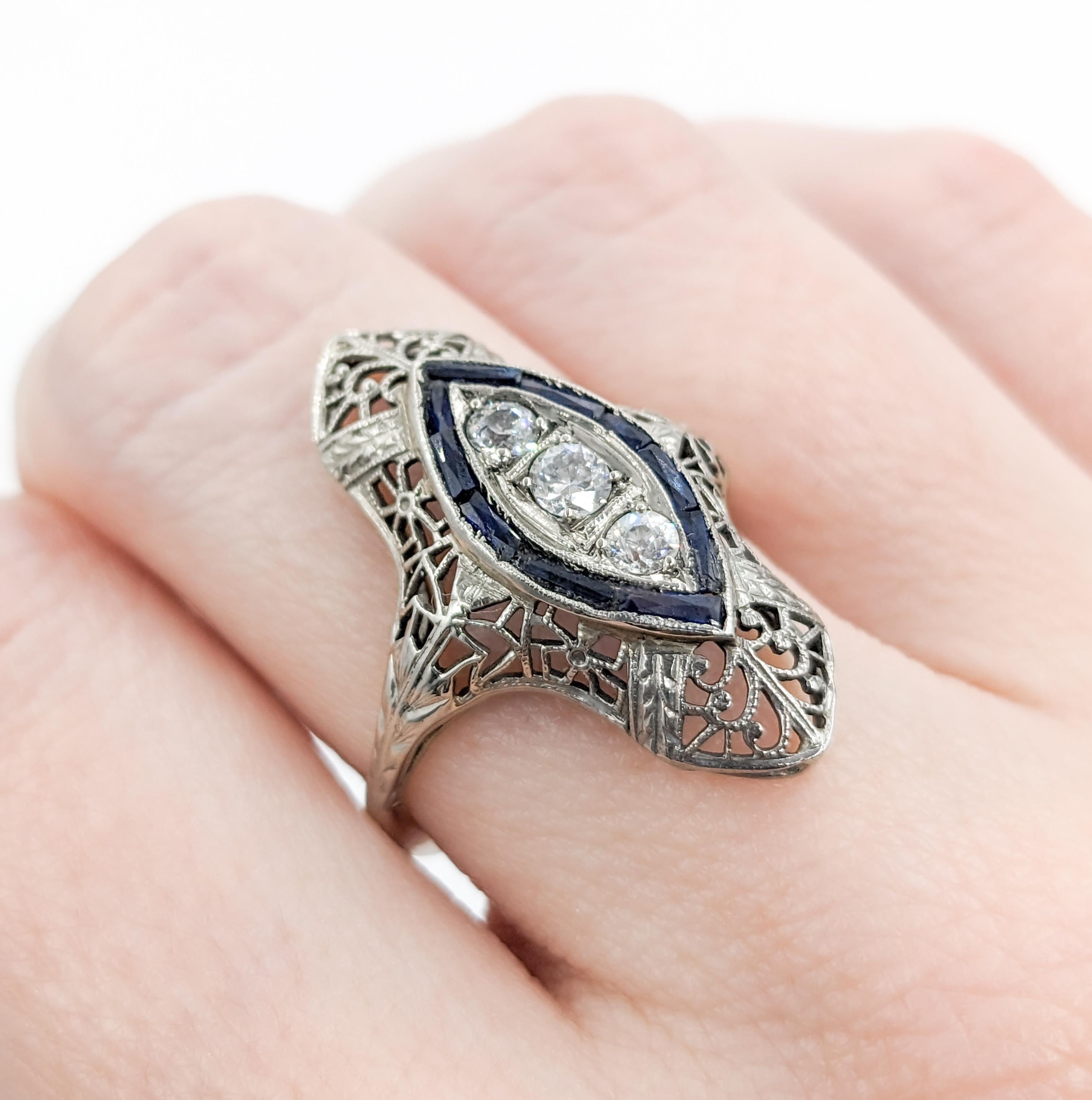 Bezaubernder antiker Art Deco Schild Ring mit alten europäischen Diamanten und Saphiren in 18K Weißgold

Umarmen Sie zeitlose Schönheit mit diesem exquisiten antiken Diamantring, der mit filigranen, durchbrochenen Details aus 18-karätigem Weißgold