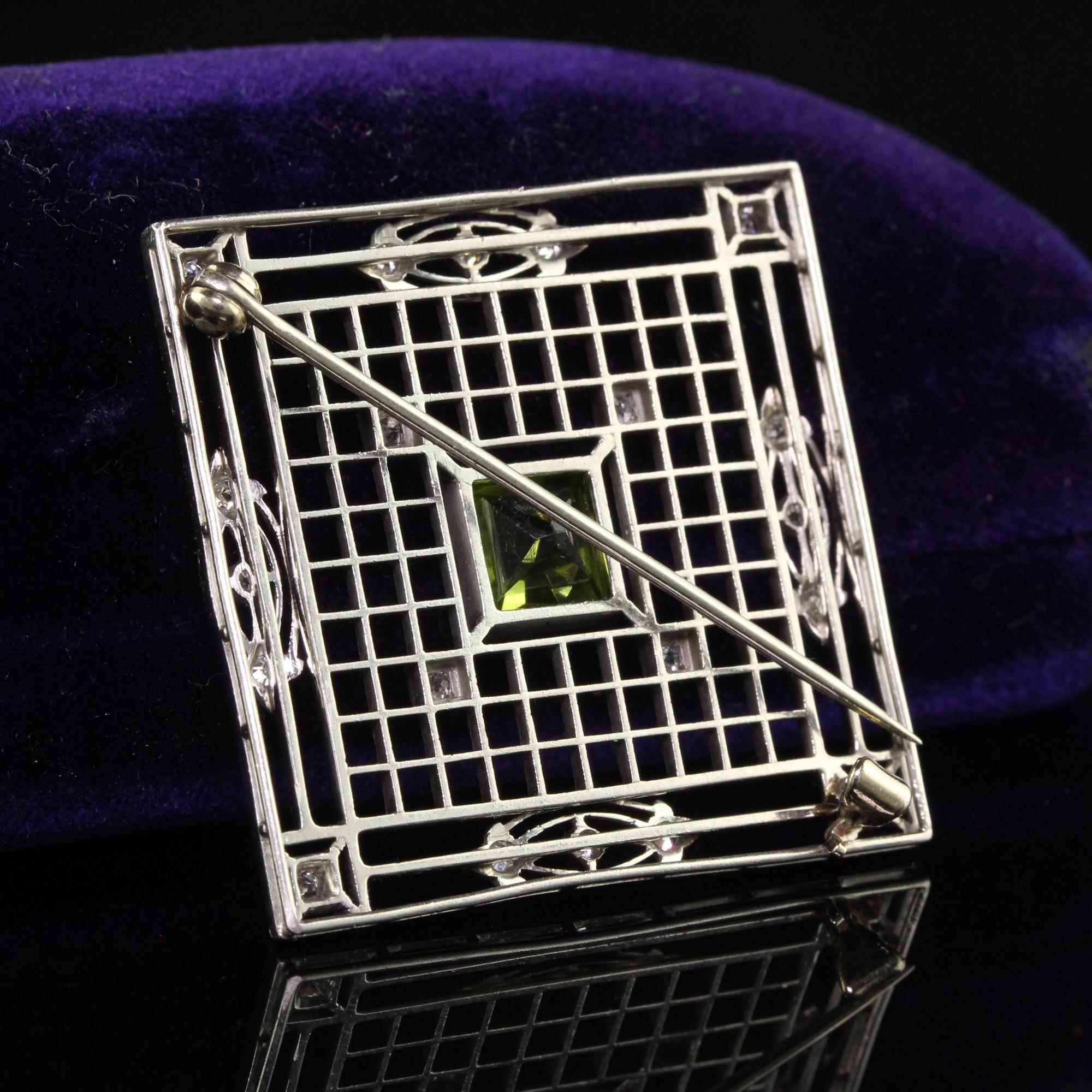 Antike Art Deco Shreve und Co. Platin Französisch Cut Peridot Diamant Filigran Pin (Art déco) im Angebot