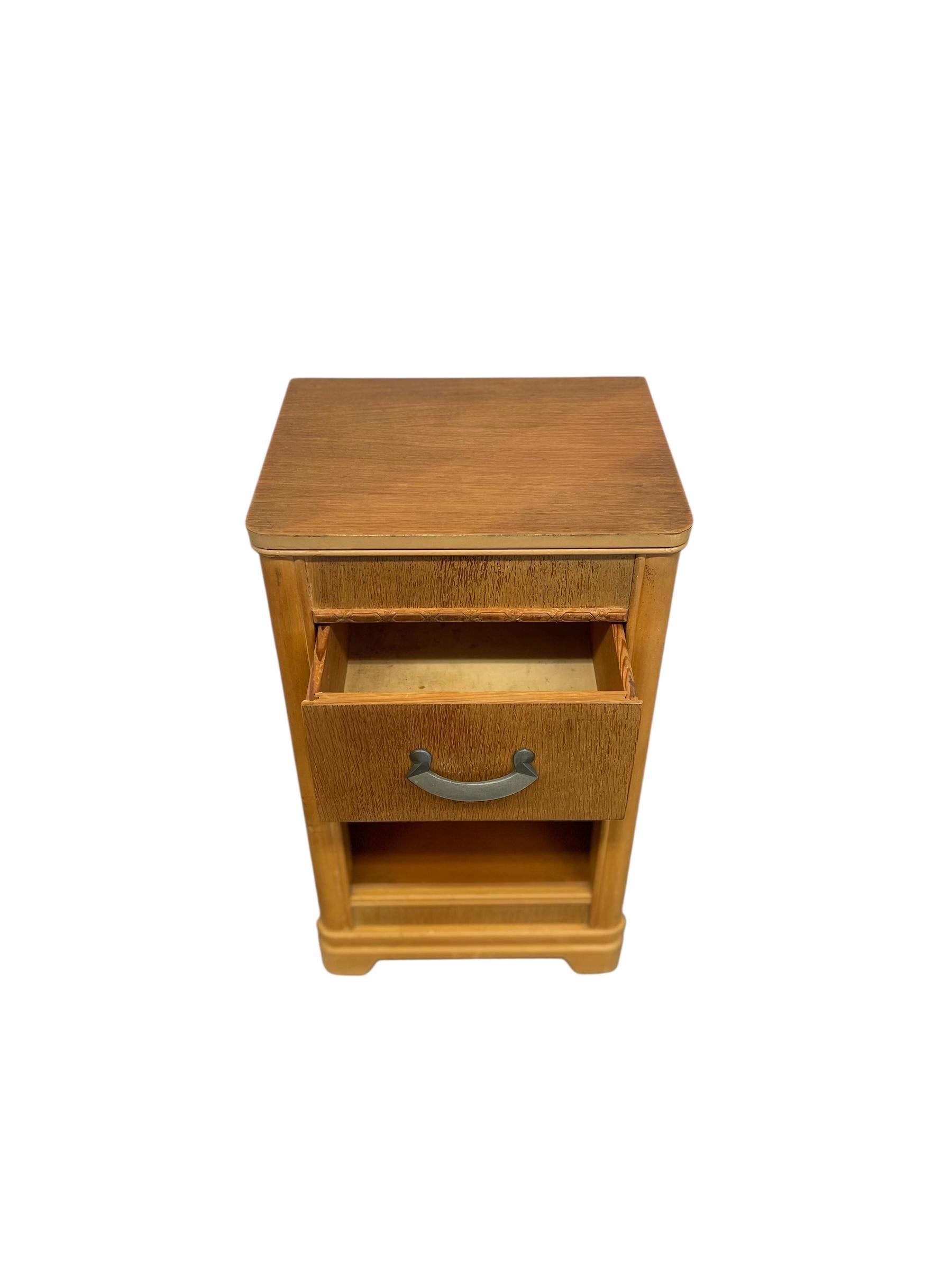Legno Antico tavolino Art Deco con cassetto Maniglia originale in vendita
