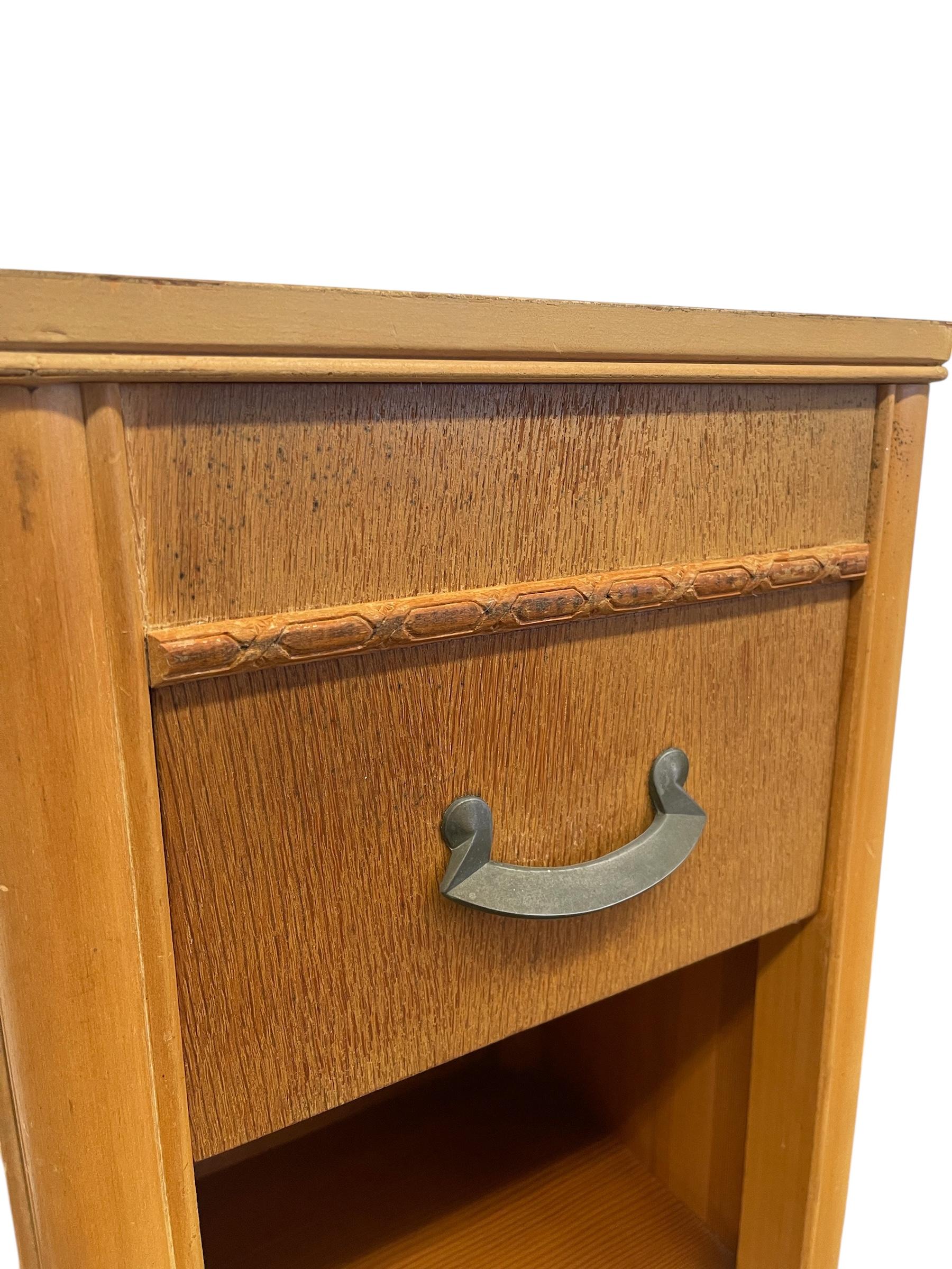Antico tavolino Art Deco con cassetto Maniglia originale in vendita 3
