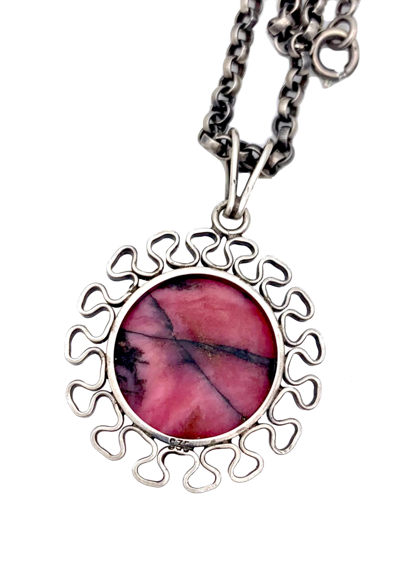Art déco Antique Art Deco Silver Pink Black Hard Stone Pendentif Necklace Stylized Flower (Fleur stylisée) en vente