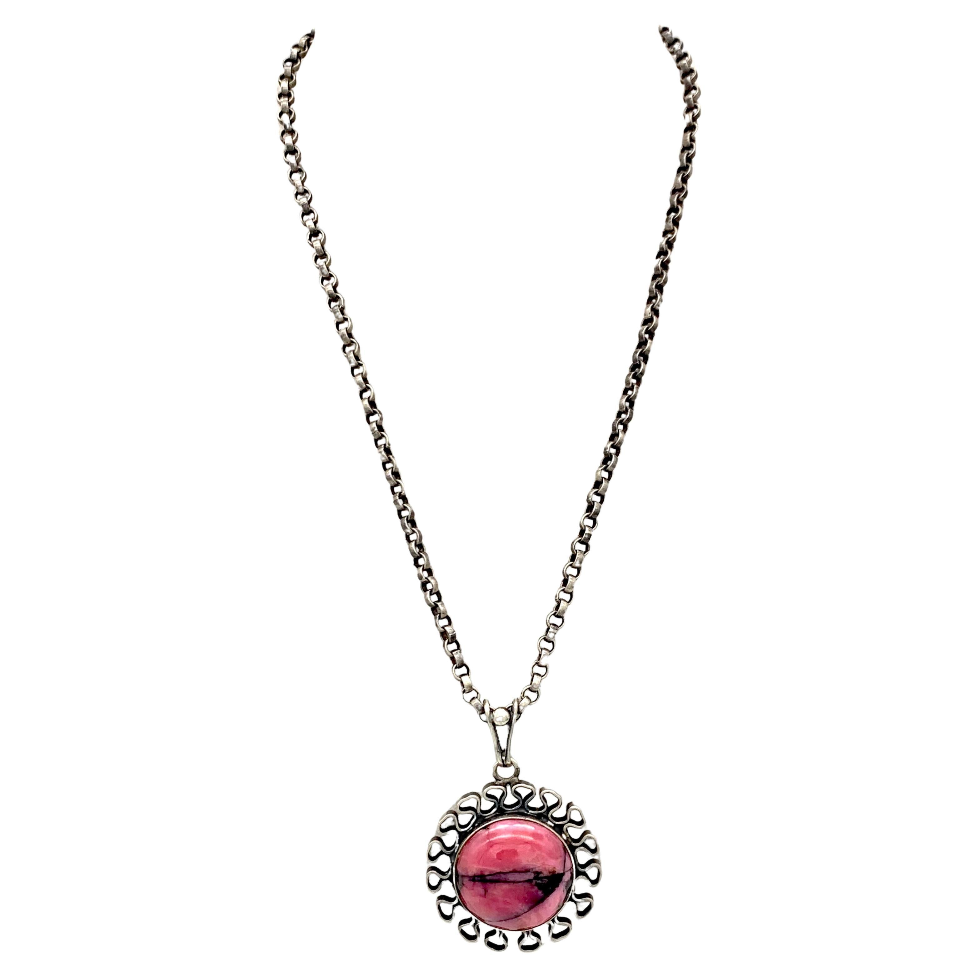 Antique Art Deco Silver Pink Black Hard Stone Pendentif Necklace Stylized Flower (Fleur stylisée) en vente
