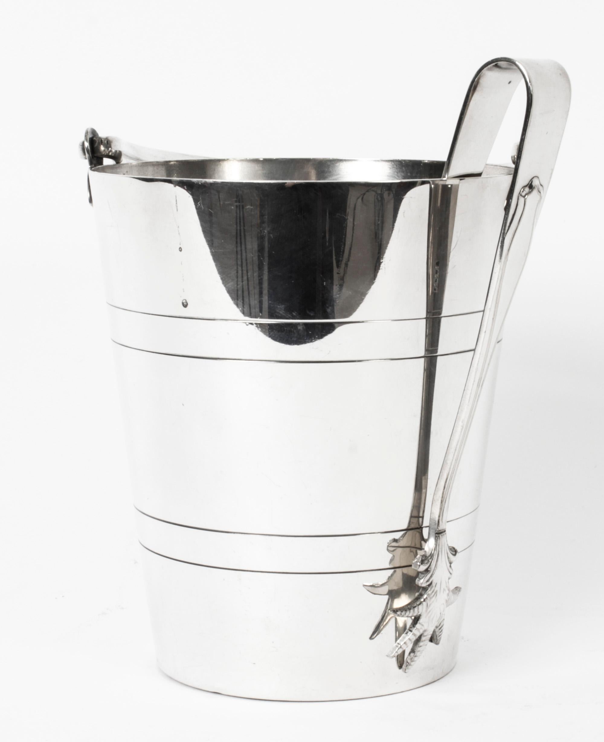This is wonderful antique English Art Deco silver plated ice bucket and tongs by the silversmiths S Ltd Kingsway plate, circa 1920 in date.
 
The tapering barrel shaped body features a swing handle with a detachable pieced liner and comes with
