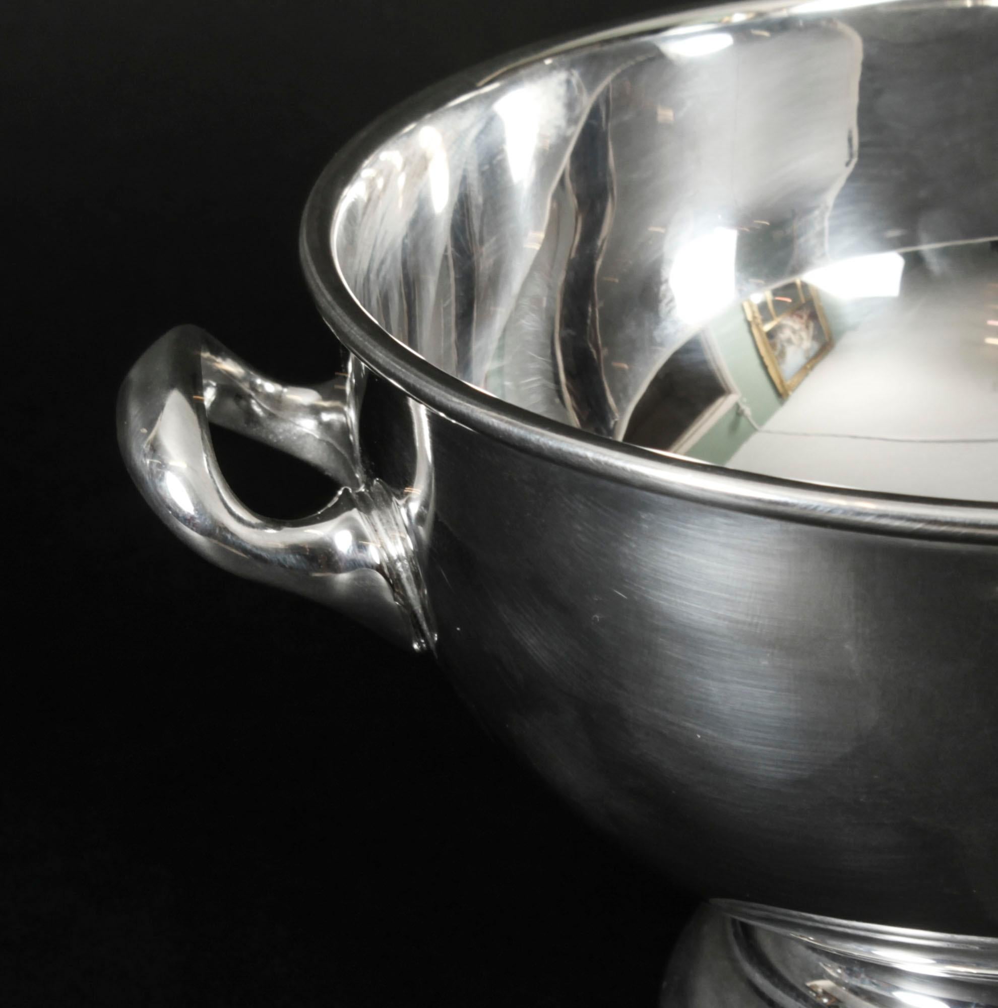 A superb silver plate on copper ice bucket bearing the makers mark of the world renowned retailer and silversmith,  Mappin & Webb, circa 1900 in date.

This sphere shape ice bucket is of clean Art Deco style with twin handles.

This is truly a