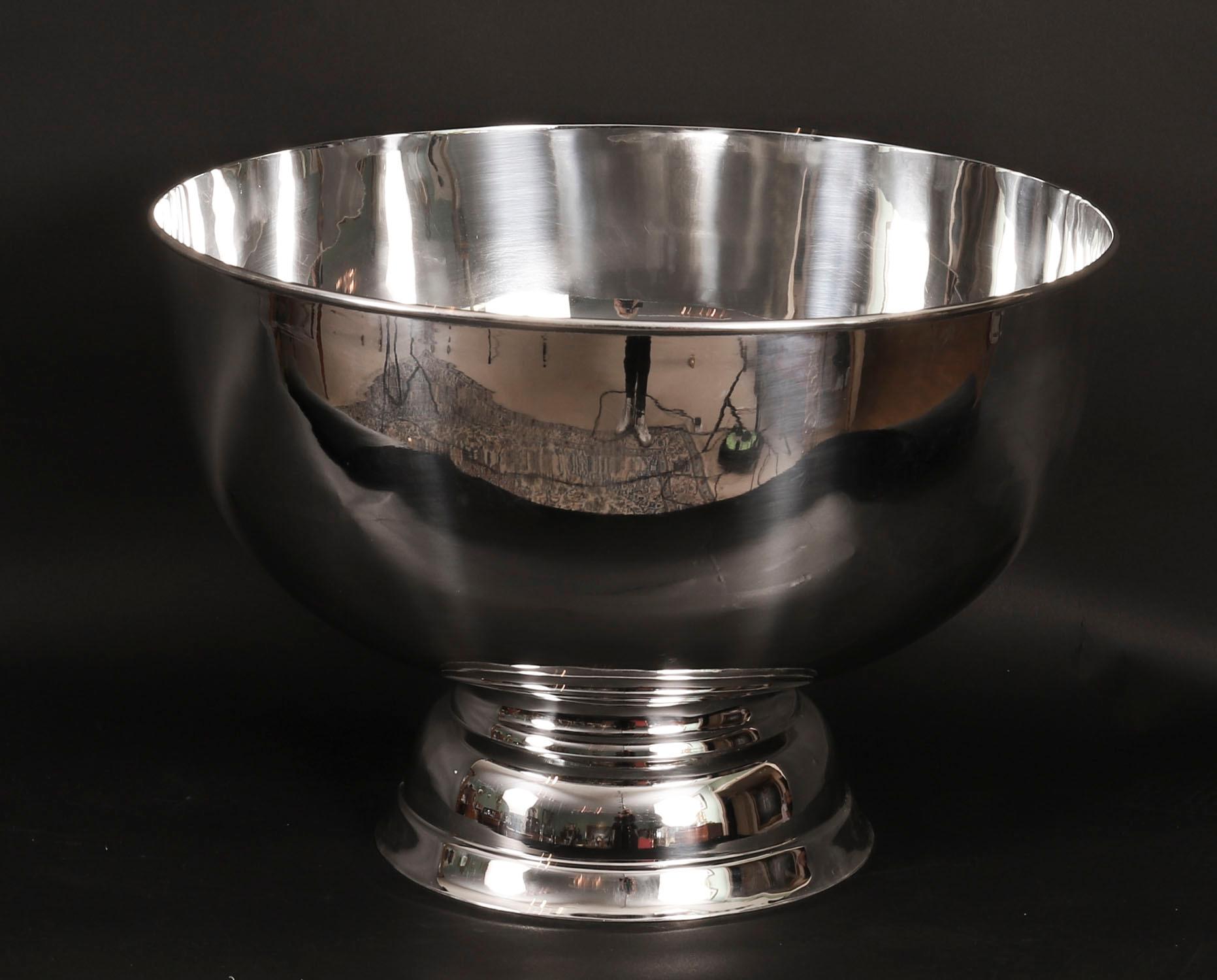 This is an elegant large banquet sized antique English Art Deco silver plate champagne cooler bearing the makers mark of the renowned silversmith and retailer Mappin & Webb, and dating from the early 20th Century.

This monumental cooler is of clean