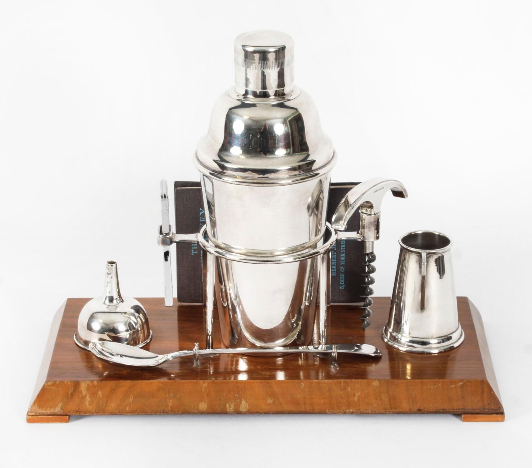 Atractiva barra de cóctel Art Decó bañada en plata y con base de nogal perfilada, de Herbert Jenkins Ltd, Londres, fechada hacia 1920.

Juego decorativo Art Decó de coctelera compuesto por coctelera, embudo, cuchara, sacacorchos y abrebotellas,