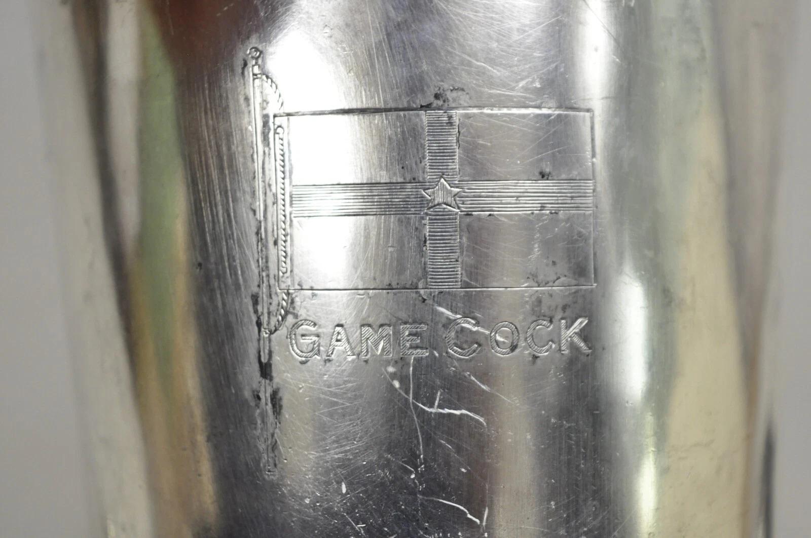 20ième siècle Shaker à cocktail Art déco ancien en métal argenté « Game Cock » avec monogramme en vente