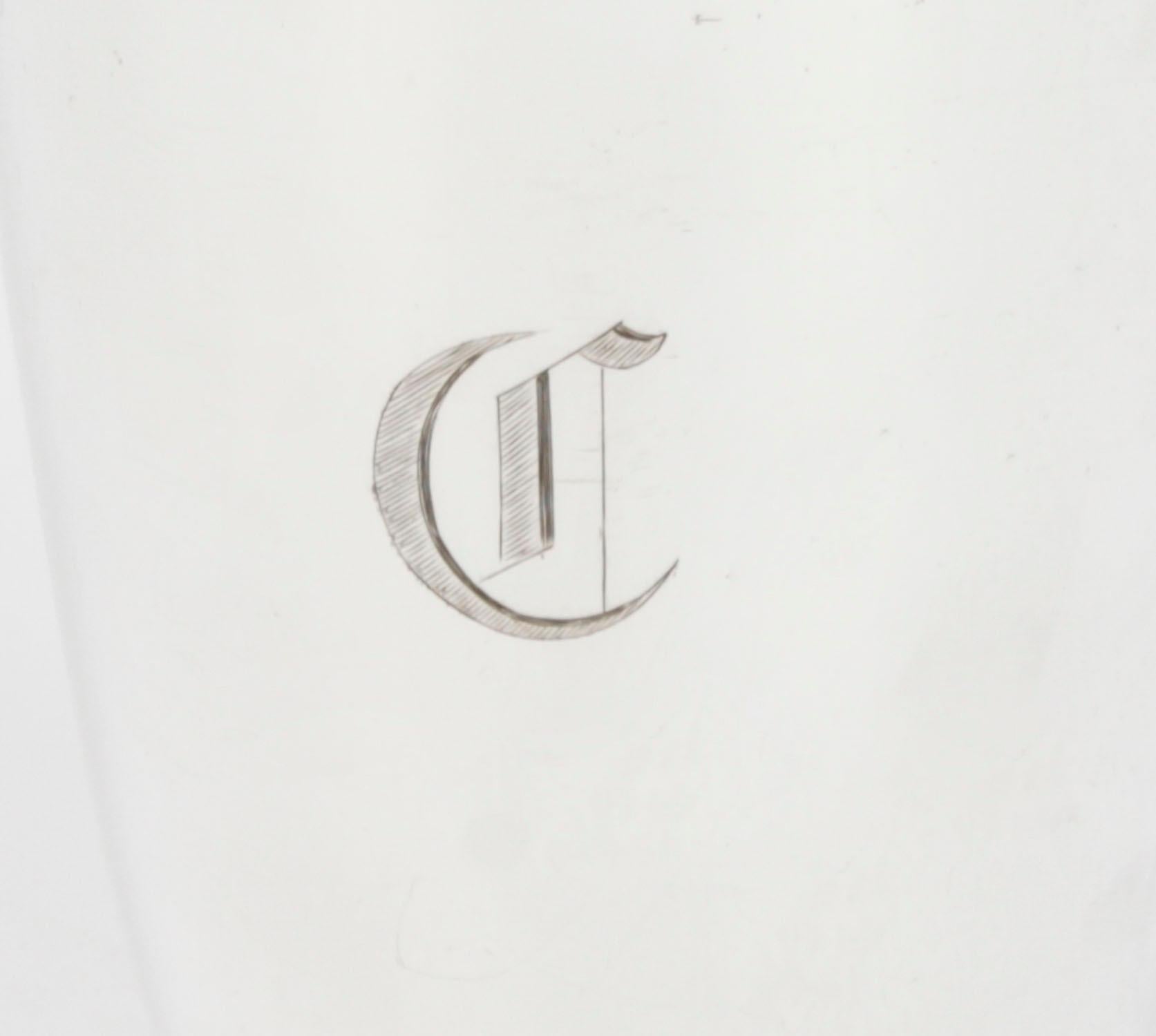 Un très beau et rare shaker à cocktail de recette Art déco anglais plaqué argent par Mixit, datant d'environ 1920.

Le shaker décoratif Deco au design épuré, typique de l'époque.

Vous parcourez les recettes de cocktails figurant sur le couvercle,