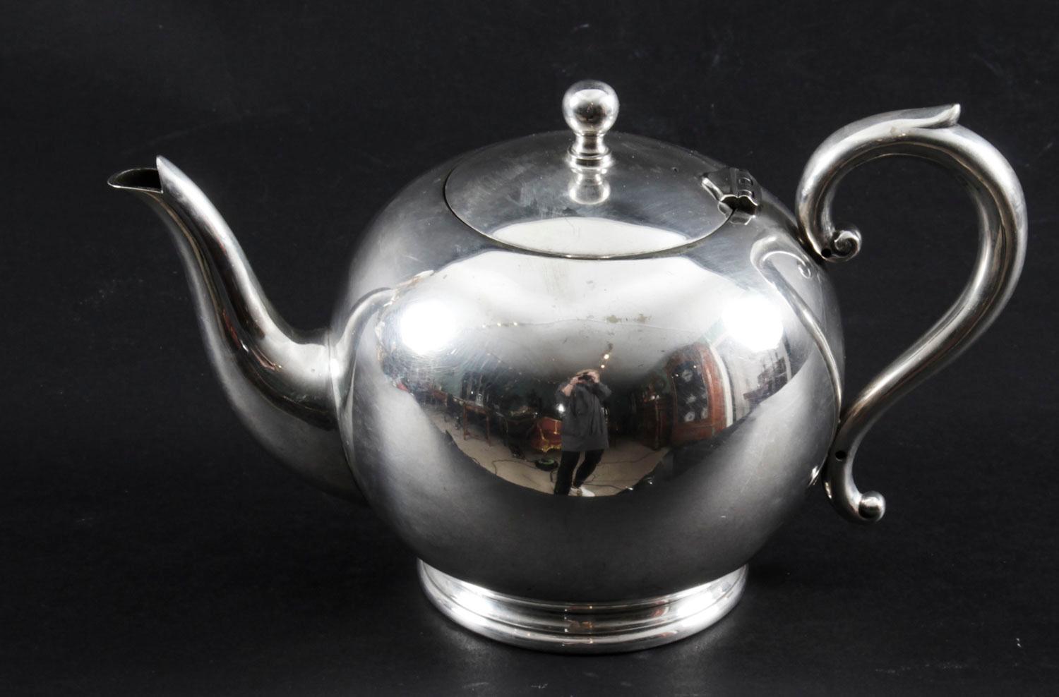 An exquisite antique English Art Deco silver plate teapot, with the makers mark of the renowned silversmith J B Chatterley & Sons Ltd, Birmingham, Circa 1930 in date.
Teapot has a plain circular rounded form onto a circular stepped foot. The