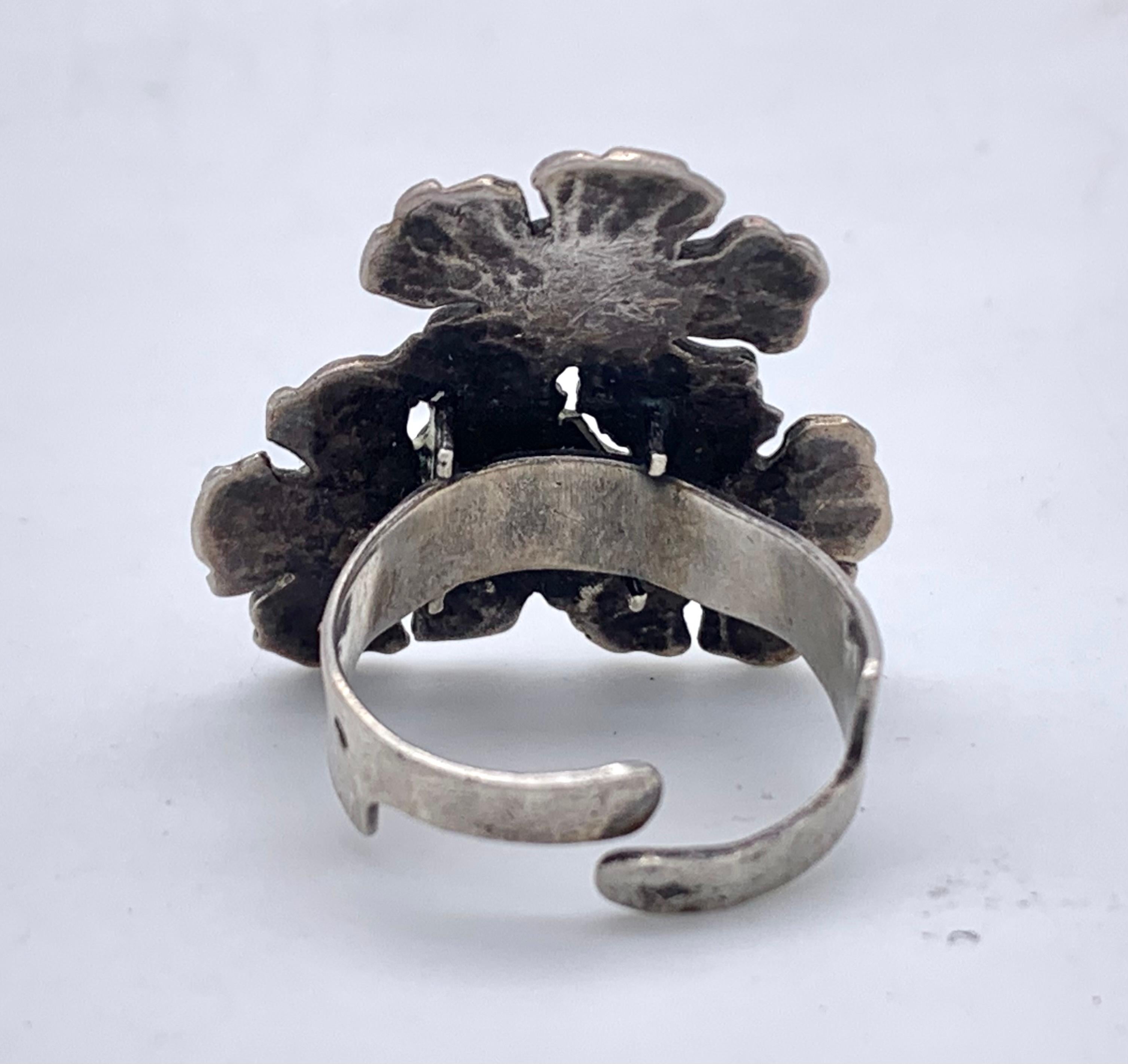 Antique Art Deco Silver Triple Flower Chalcedony Cabochon Ring In Good Condition For Sale In Munich, Bavaria