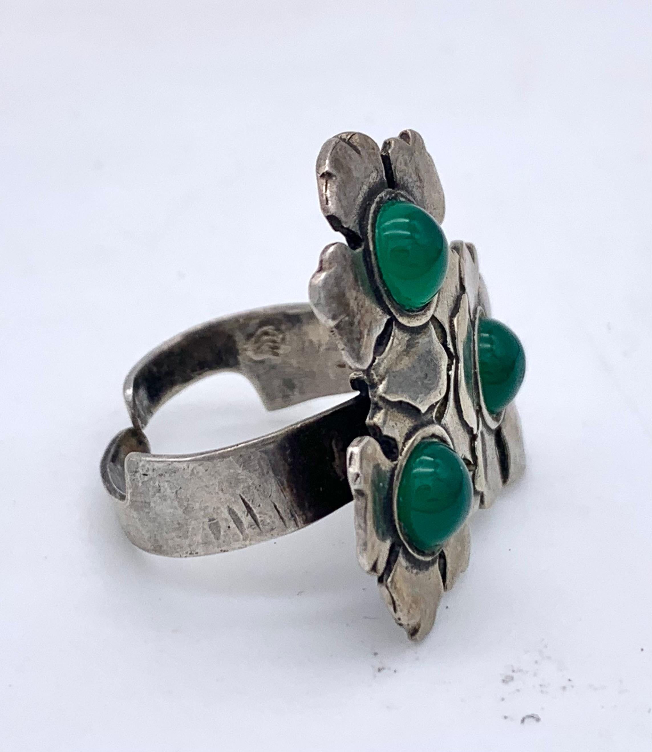 Women's Antique Art Deco Silver Triple Flower Chalcedony Cabochon Ring For Sale