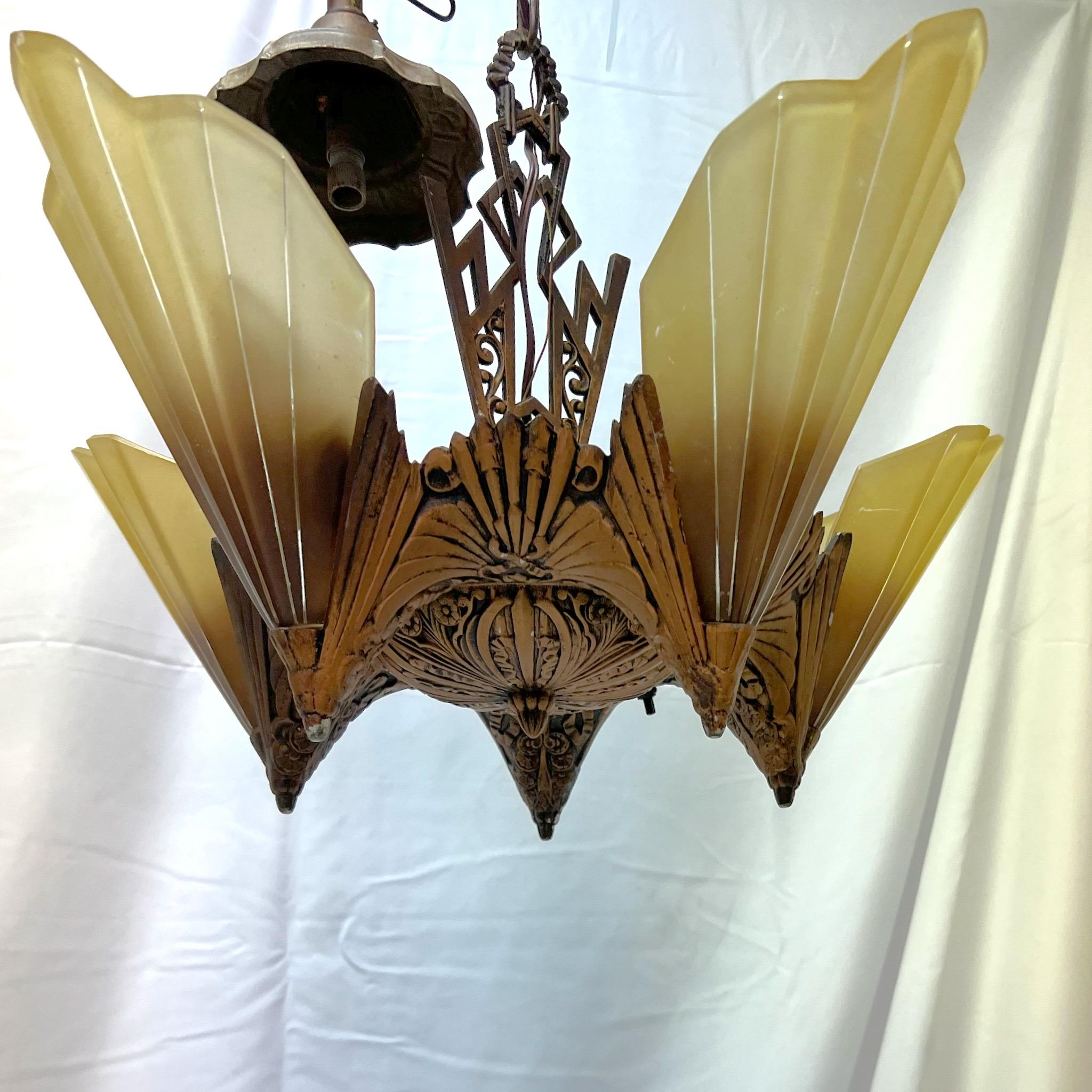 Ein Paar atemberaubende antike Art-Deco-Kronleuchter mit fünf Lampenschirmen aus den 1930er Jahren, hergestellt von der Midwest Manufacturing Company. Die Kronleuchter beginnen mit einem dekorativen Baldachin, der in einer Kette nach unten verläuft