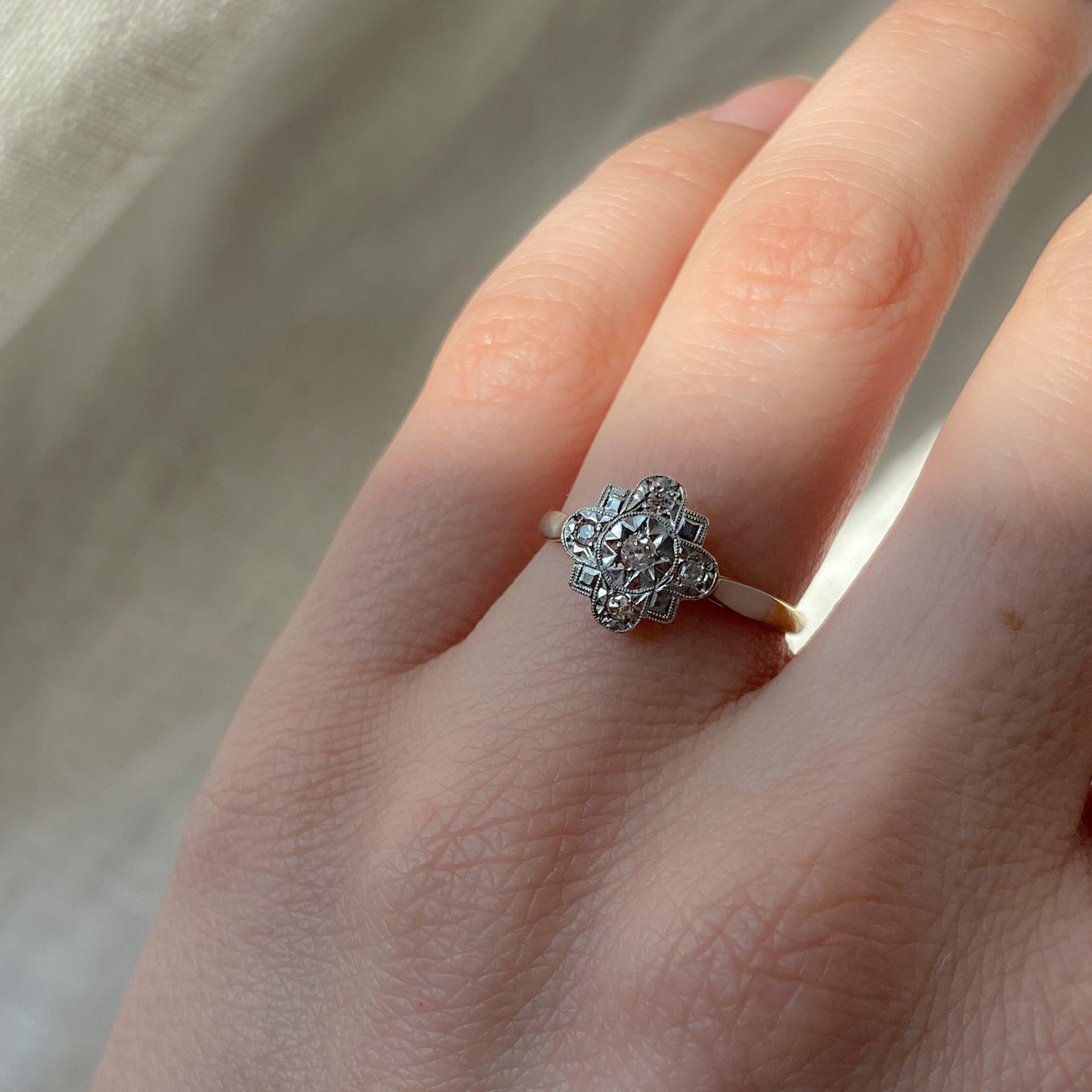 Dieser wunderschöne Ring mit Naturdiamanten ist voll von komplizierten Details, von der sternförmigen Lünette bis hin zum sternförmig gefassten Diamanten und der Millgrain-Fassung. Es ist eine ausgezeichnete Wahl für den begeisterten