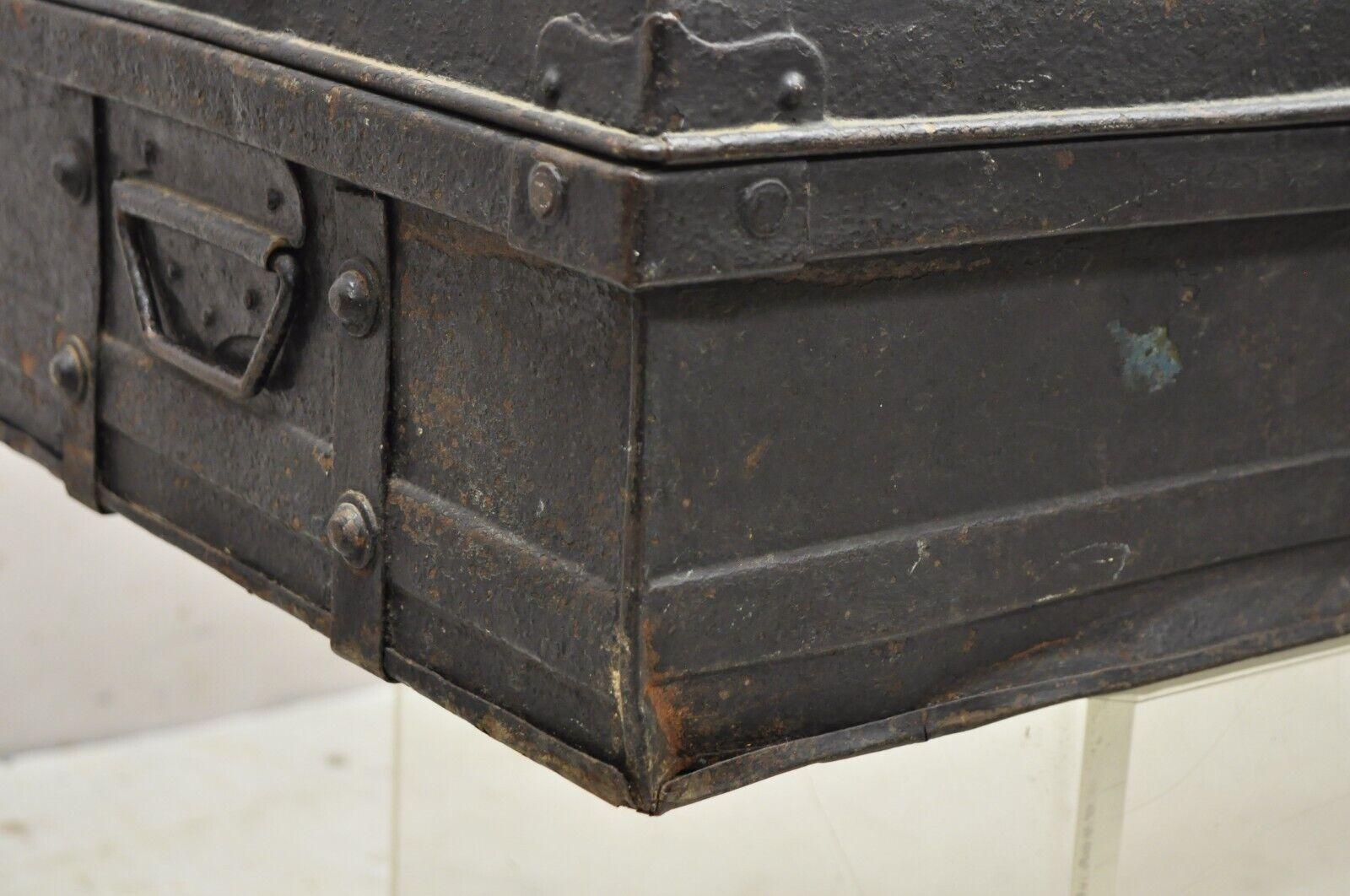 Acier Ancienne malle de rangement de voyage Art déco en acier et métal noir pour armes militaires en vente