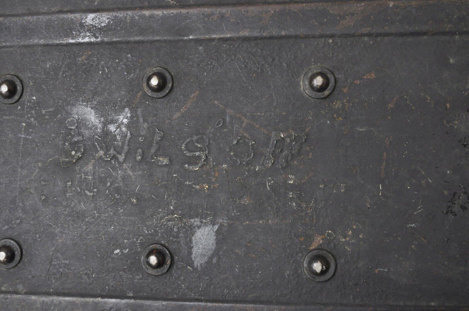 Ancienne malle de rangement de voyage Art déco en acier et métal noir pour armes militaires en vente 1