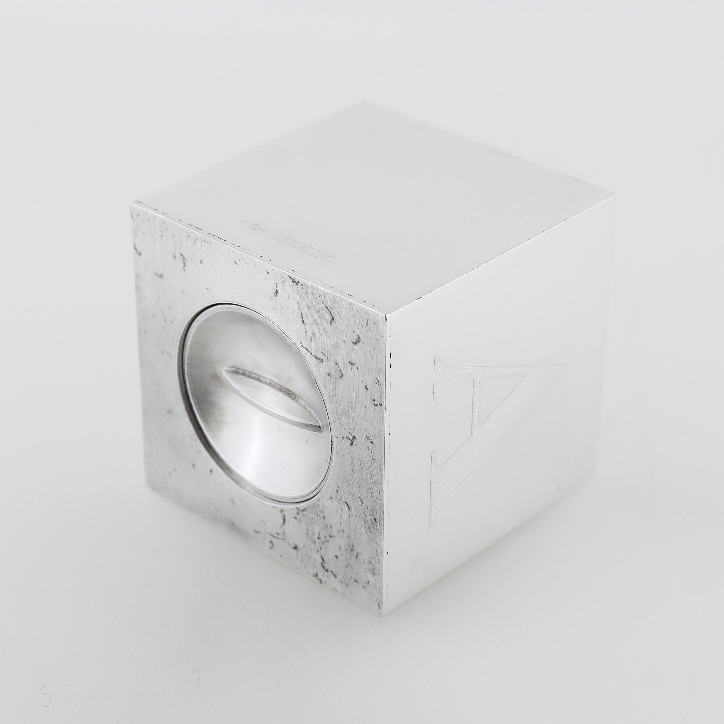 Ancienne banque de pièces de monnaie Art déco en argent sterling « ABC » en forme de cube en vente 3