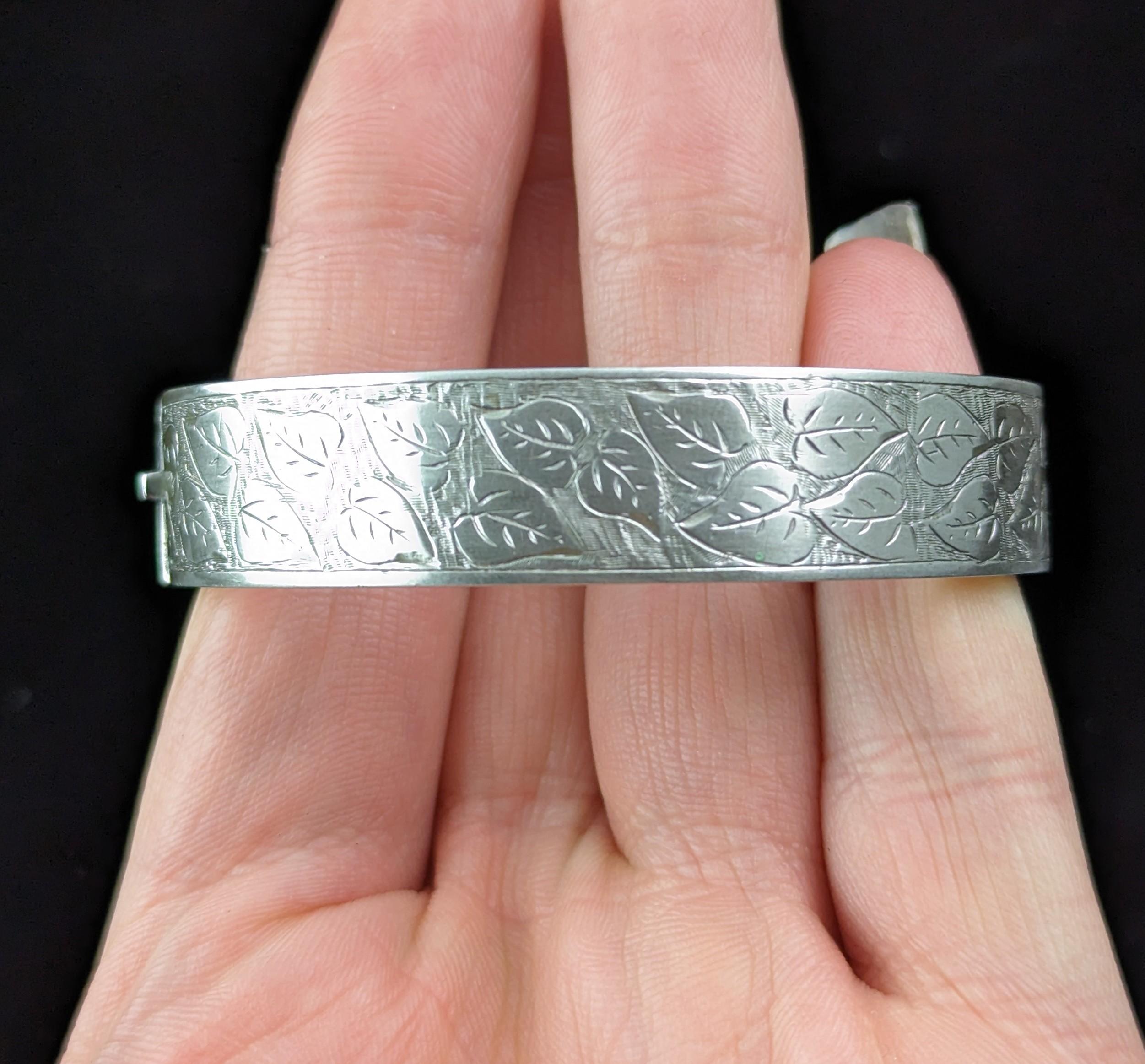 Antique, Art Deco sterling silver bangle, leaf engraved  In Good Condition For Sale In NEWARK, GB