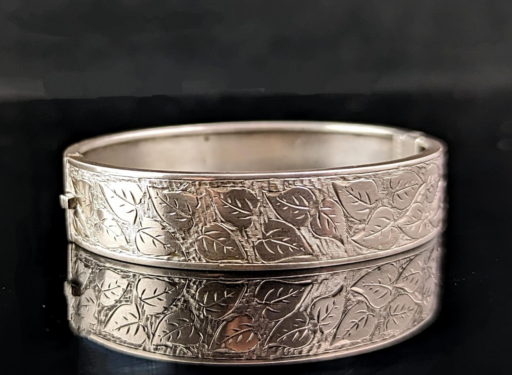 Bracelet jonc antique Art déco en argent sterling gravé de feuilles  en vente 3