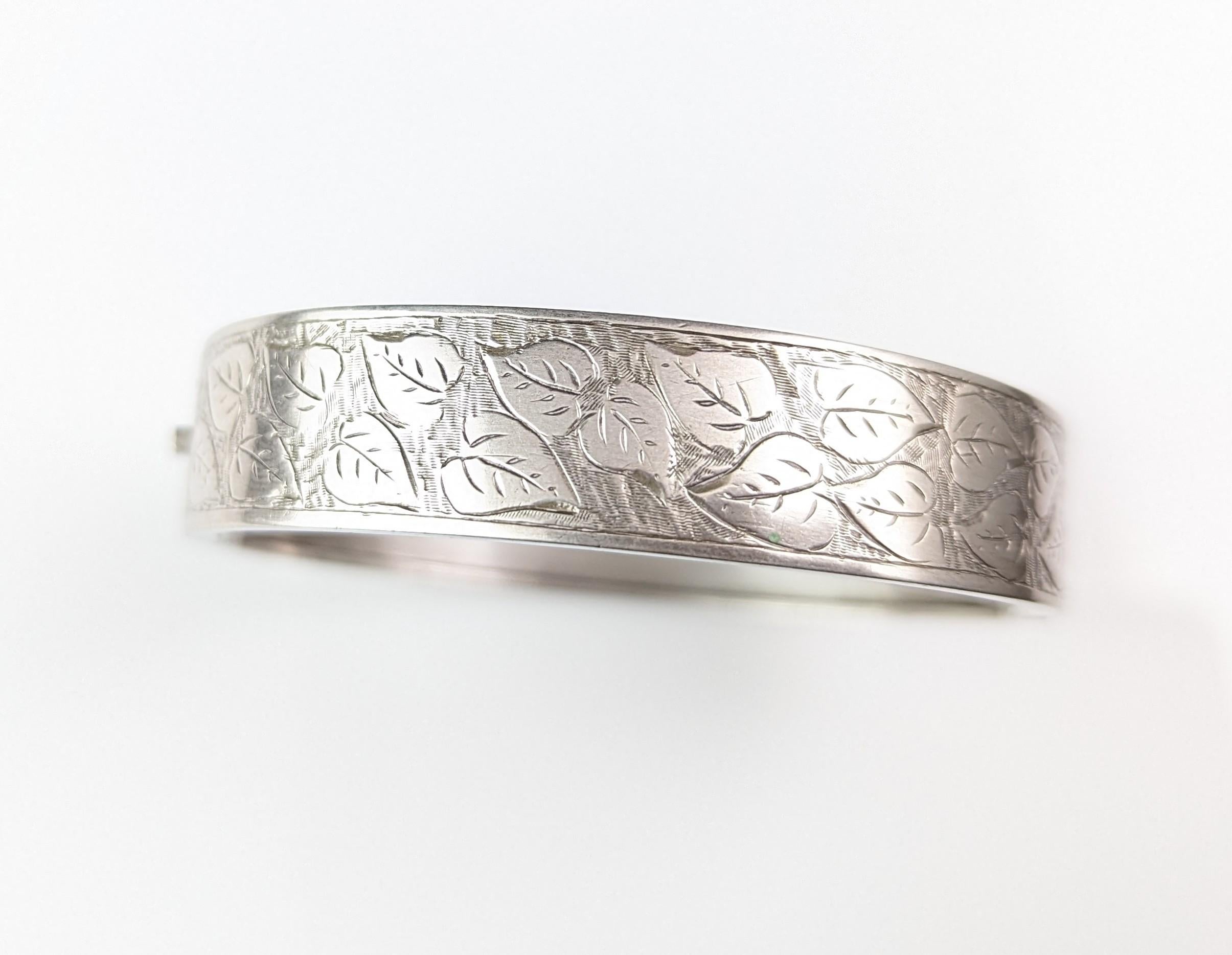 Bracelet jonc antique Art déco en argent sterling gravé de feuilles  en vente 5