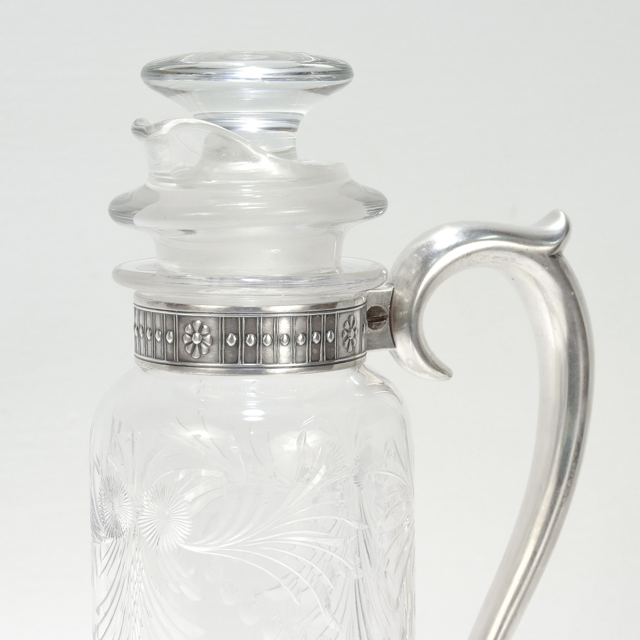 Antigua jarra o coctelera Art Decó de plata de ley y cristal tallado en venta 4