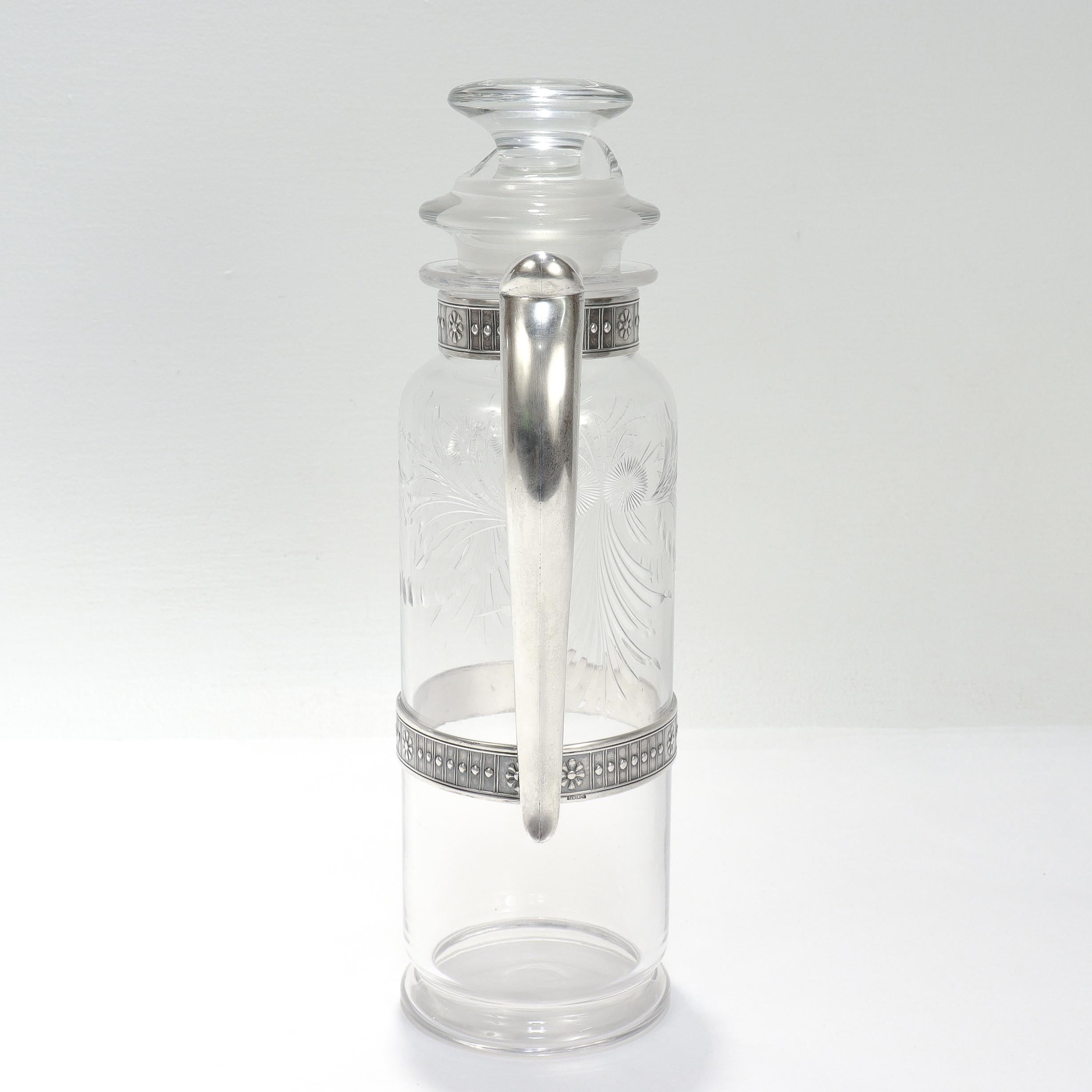 Antigua jarra o coctelera Art Decó de plata de ley y cristal tallado Estadounidense en venta