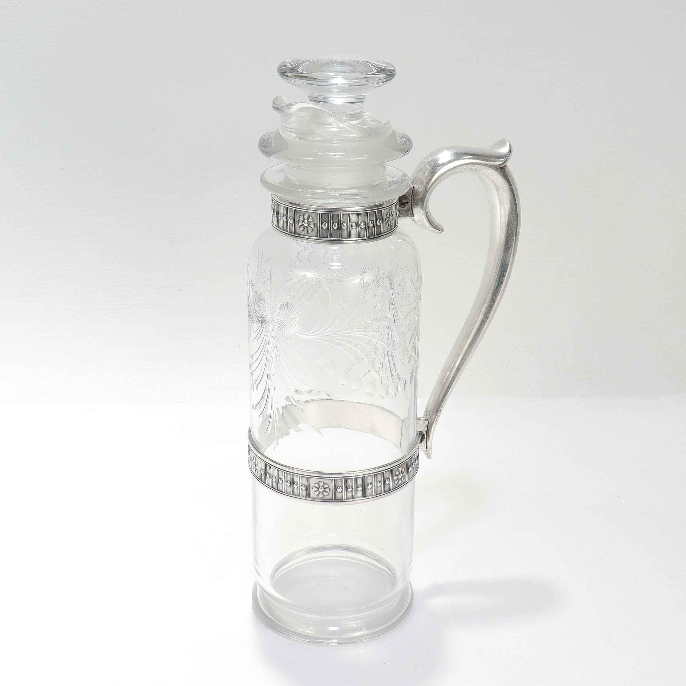 Antigua jarra o coctelera Art Decó de plata de ley y cristal tallado en venta 1