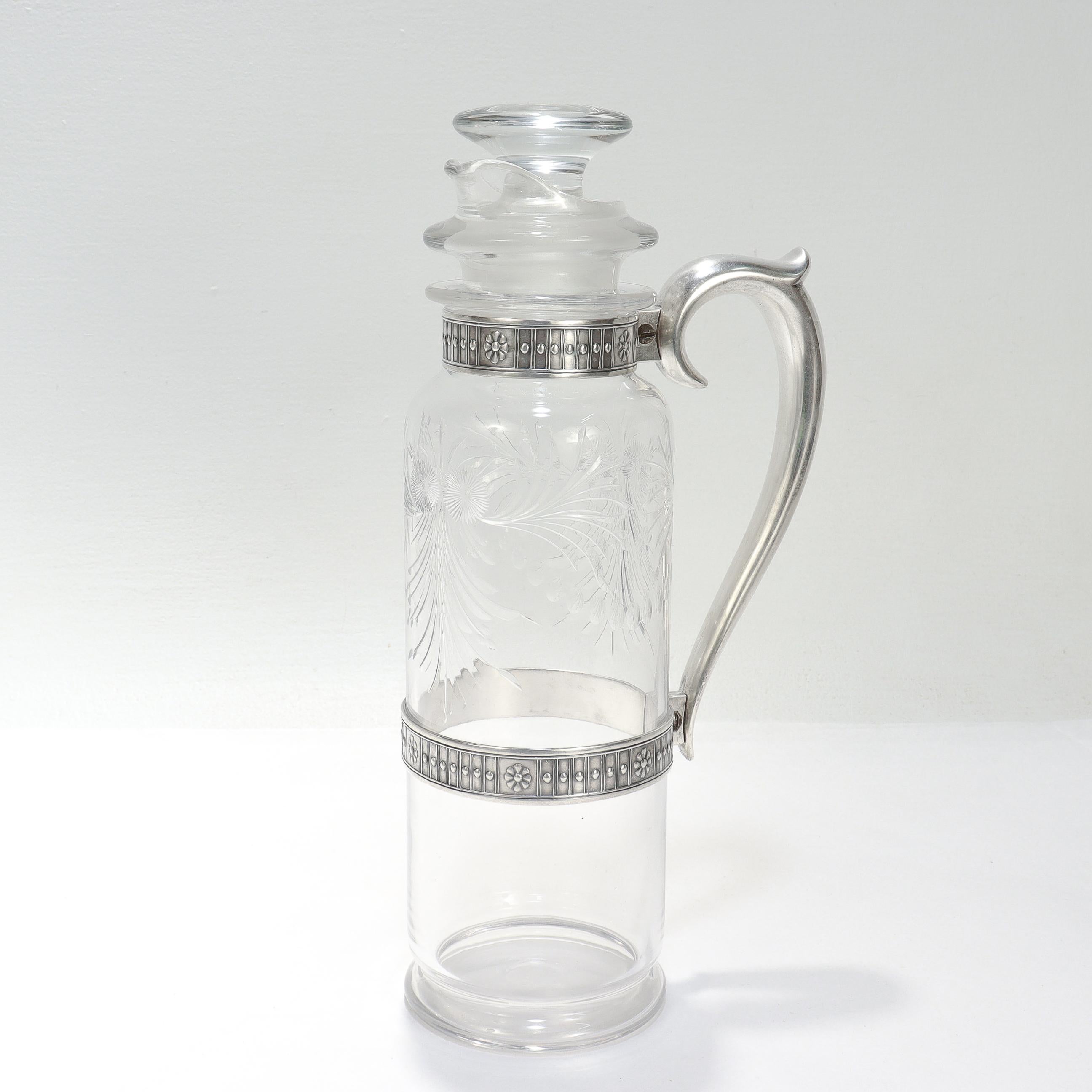 Antigua jarra o coctelera Art Decó de plata de ley y cristal tallado en venta 2