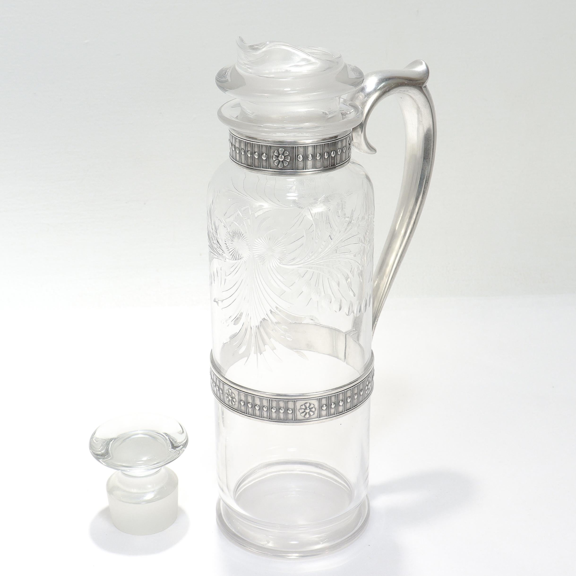 Antigua jarra o coctelera Art Decó de plata de ley y cristal tallado en venta 3