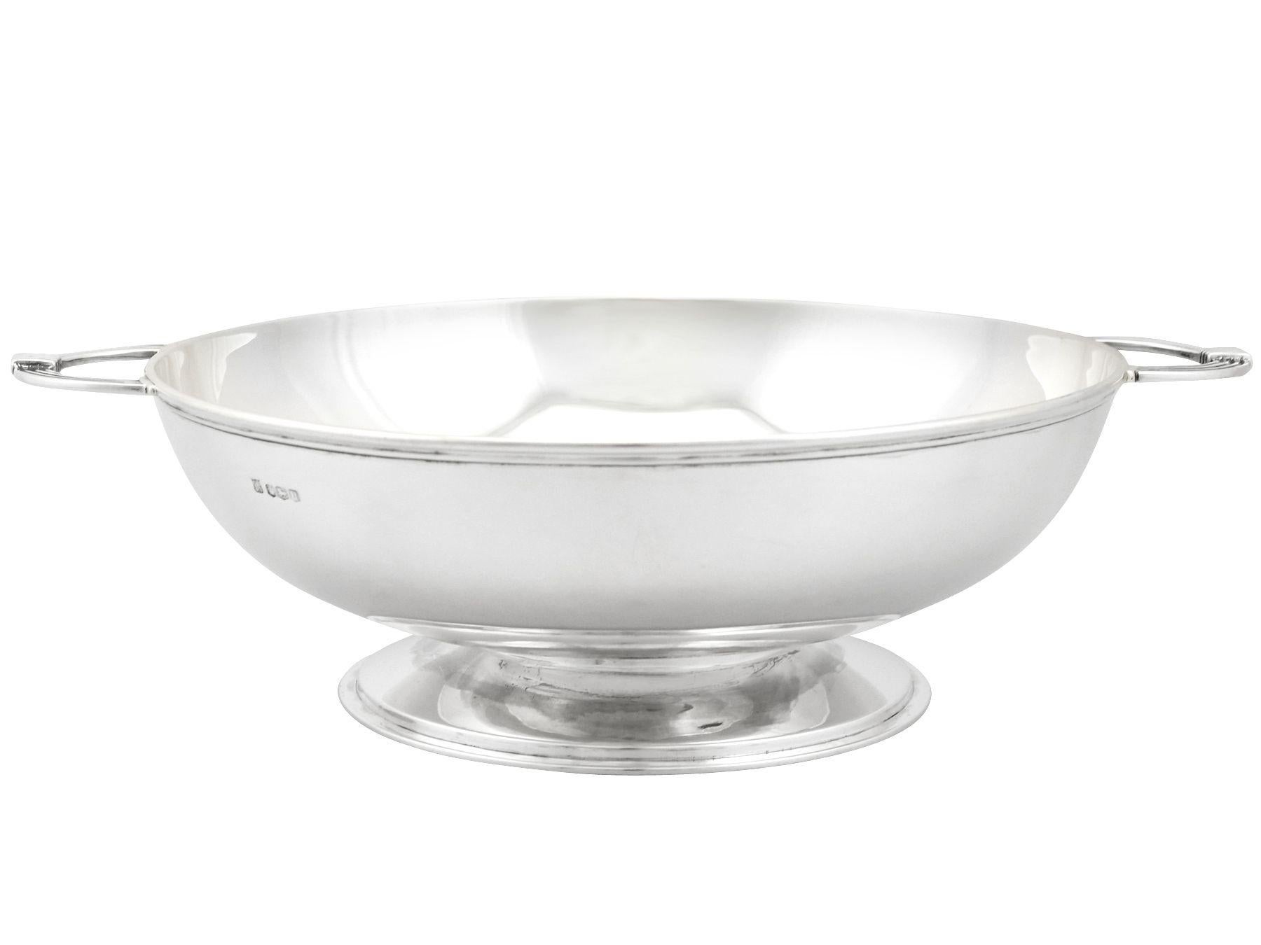 A fine and impressive antique George VI English sterling silver fruit bowl in the Art Deco style, an addition to our ornamental silverware collection.

This exceptional antique George VI English sterling silver bowl has a plain circular rounded