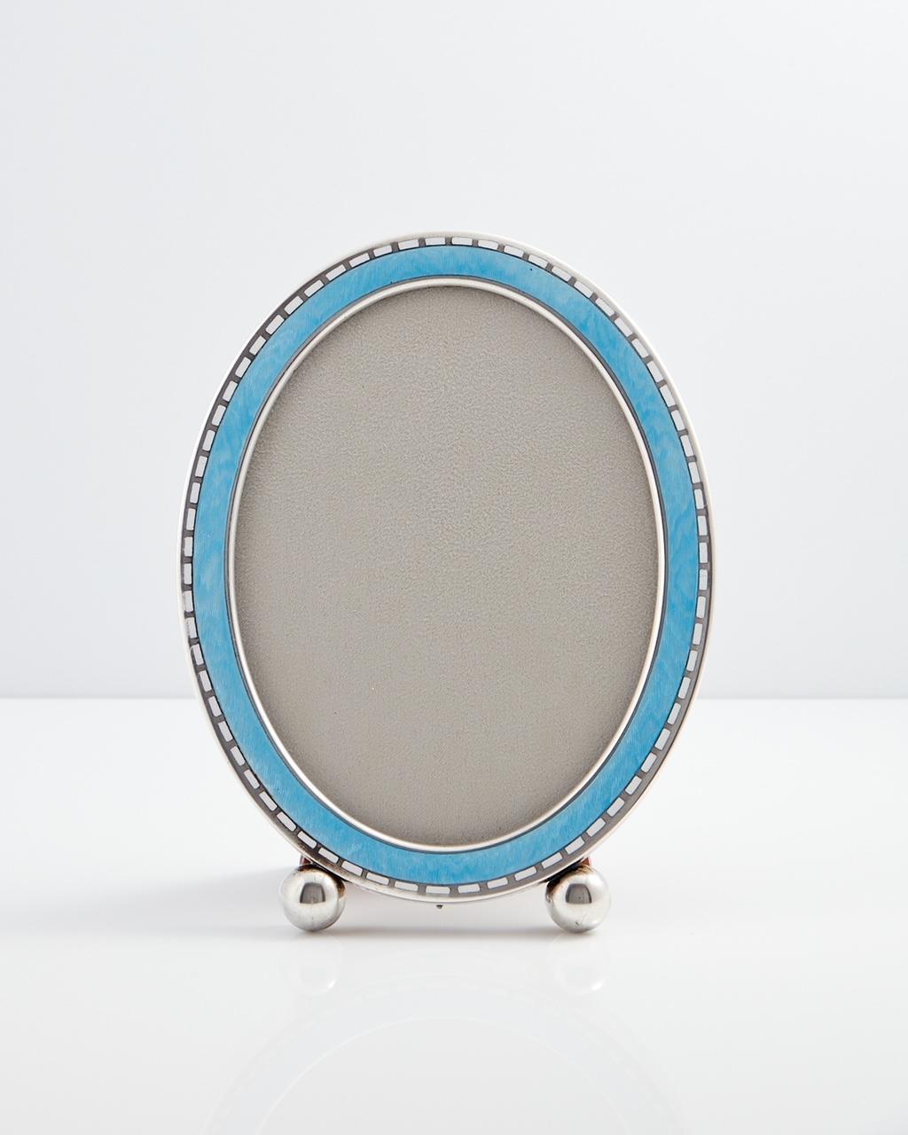 ﻿﻿Antique Art Deco Sterling Silver & Guilloche Enamel Photo Frame, Date Circa 1920, Origin USA.

A wonderful antique Art Deco Sterling Silver Enamel picture frame. The turquoise and white enamel border set the piece apart.

Both the silver and