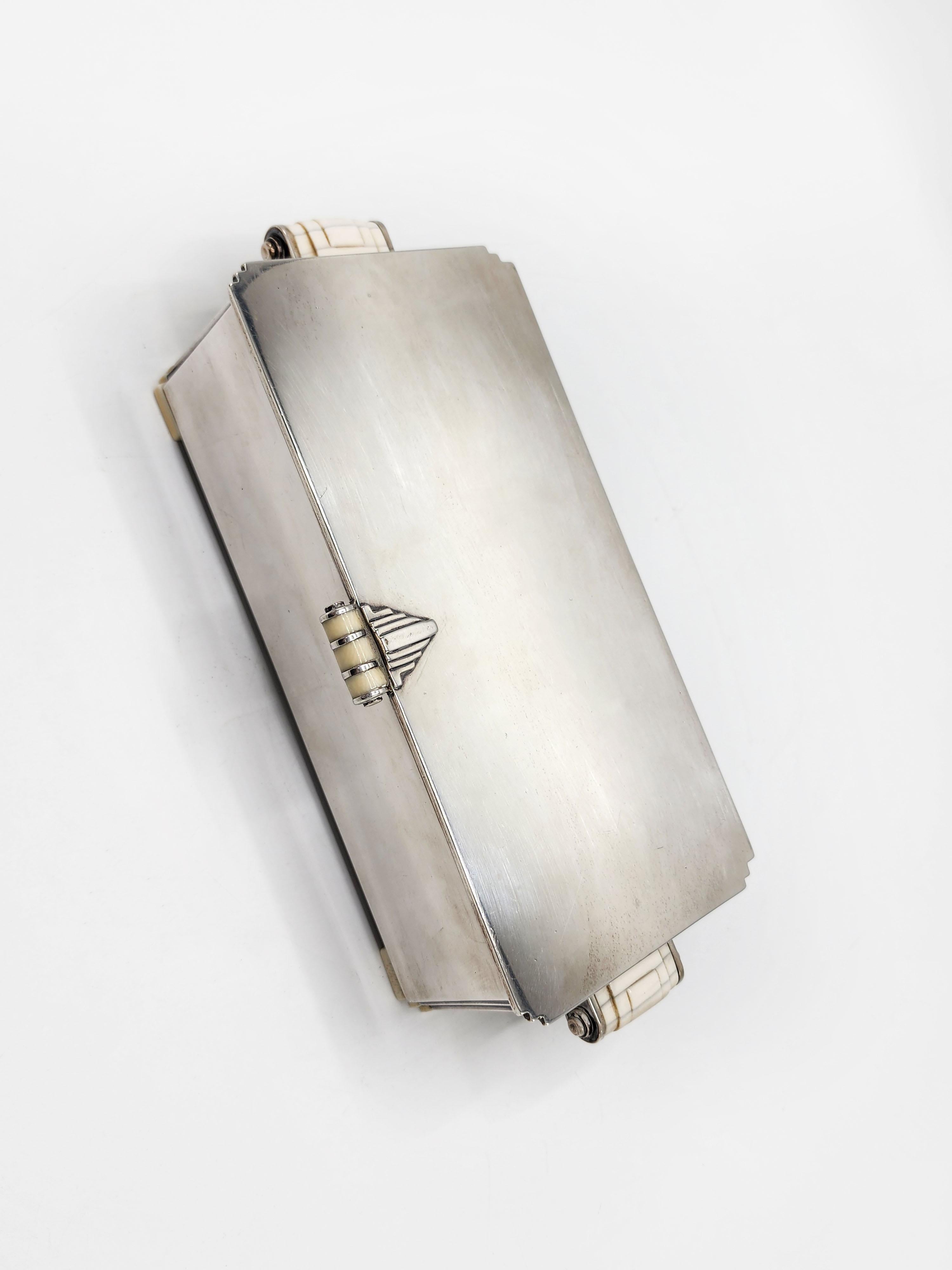 Antique Art Deco Sterling Silver Tobacco Box In Good Condition For Sale In Autonomous City Buenos Aires, CABA