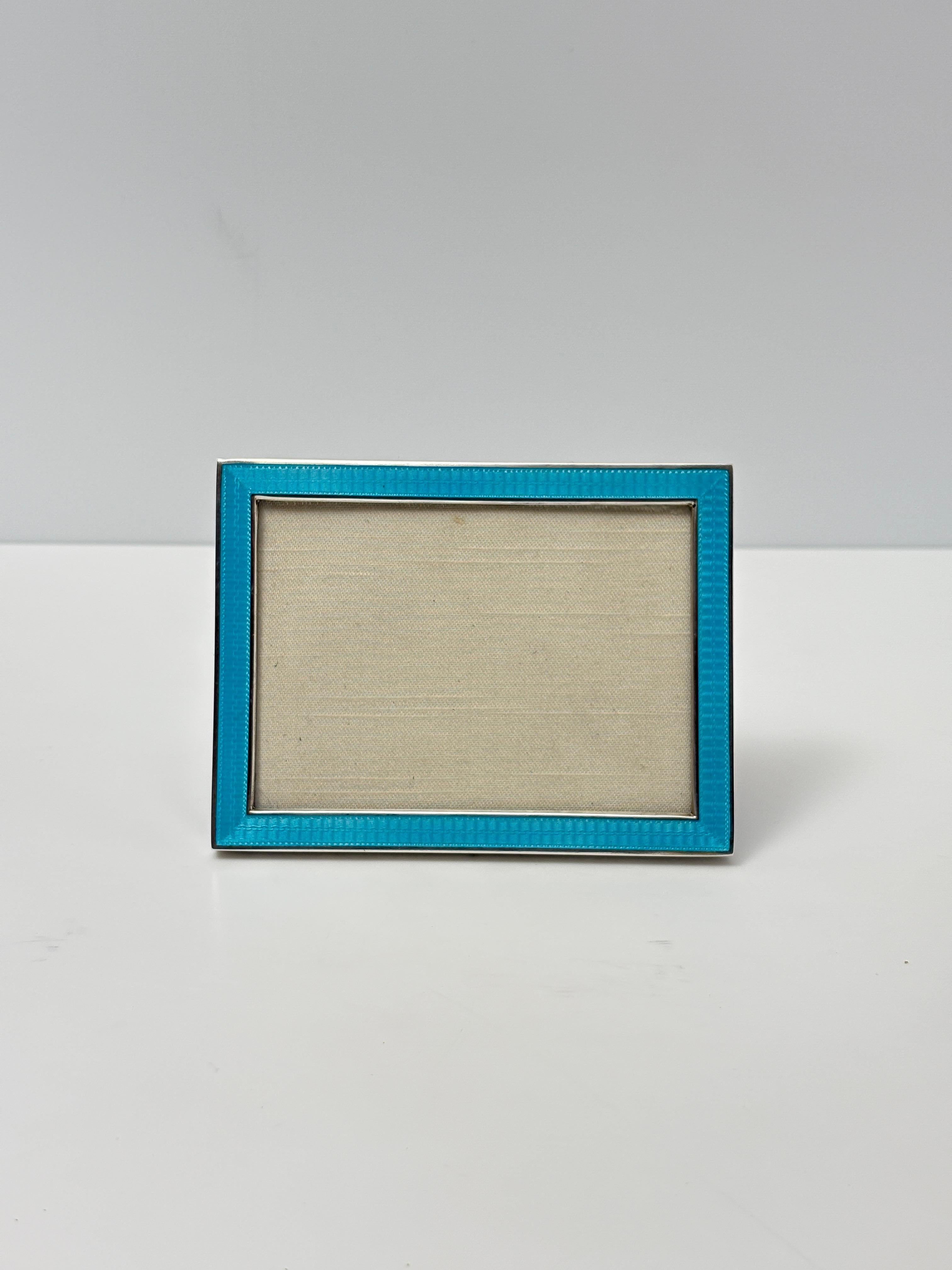 Eine wunderbare antike Art Deco Sterling Silber & Türkis Emaille Fotorahmen CIRCA 1920 USA.

Dieser Rahmen aus schwerem Sterlingsilber und guillochiertem Email ist in sehr gutem Zustand, das Email behält seine ursprüngliche durchscheinende