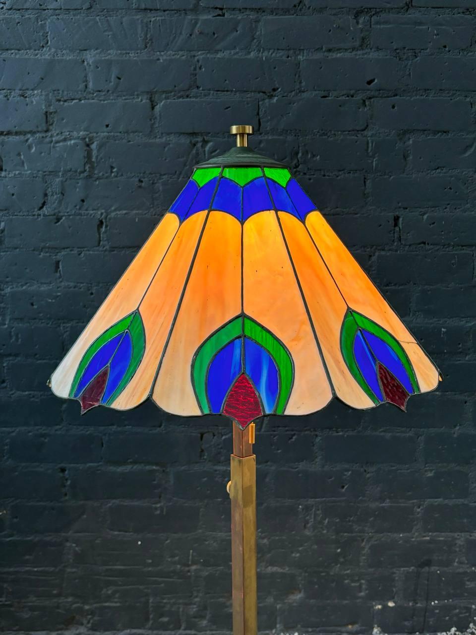 Antike Stehlampe im Art-Déco-Stil mit Schirm im Tiffany-Stil (Art déco) im Angebot
