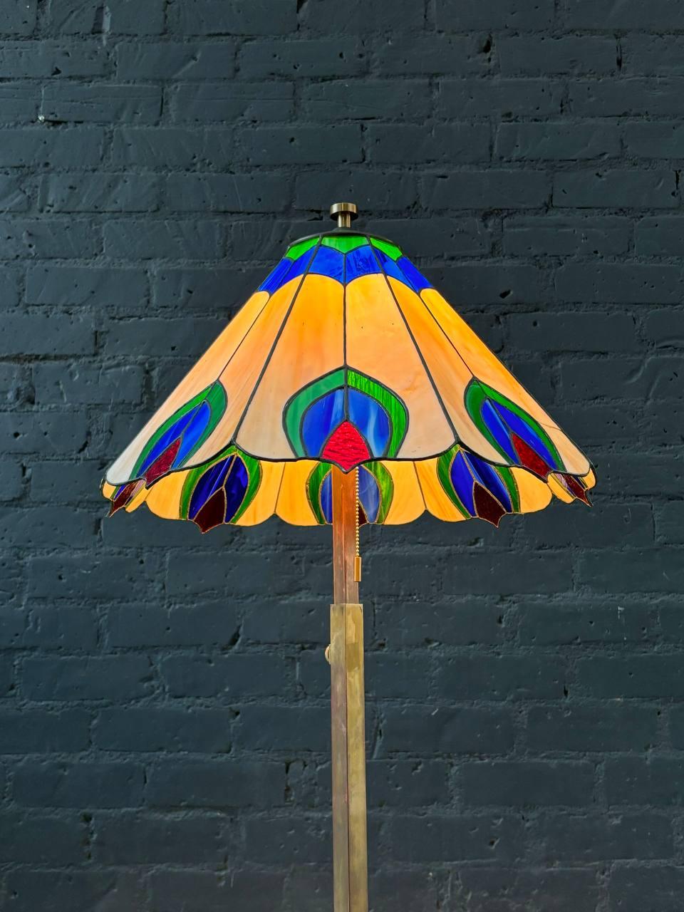 Antike Stehlampe im Art-Déco-Stil mit Schirm im Tiffany-Stil (amerikanisch) im Angebot