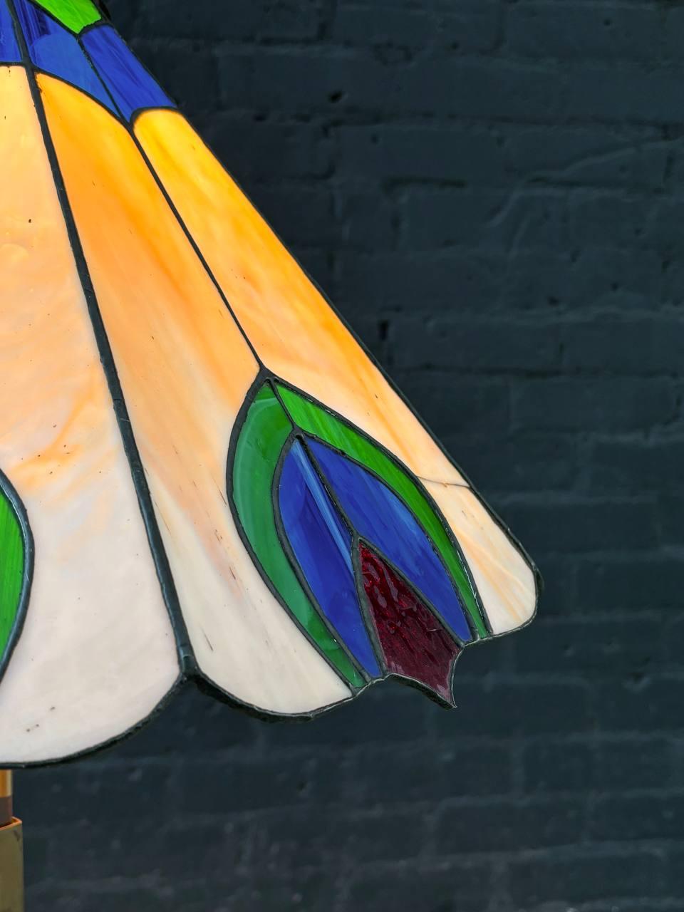Antike Stehlampe im Art-Déco-Stil mit Schirm im Tiffany-Stil (Ende des 20. Jahrhunderts) im Angebot
