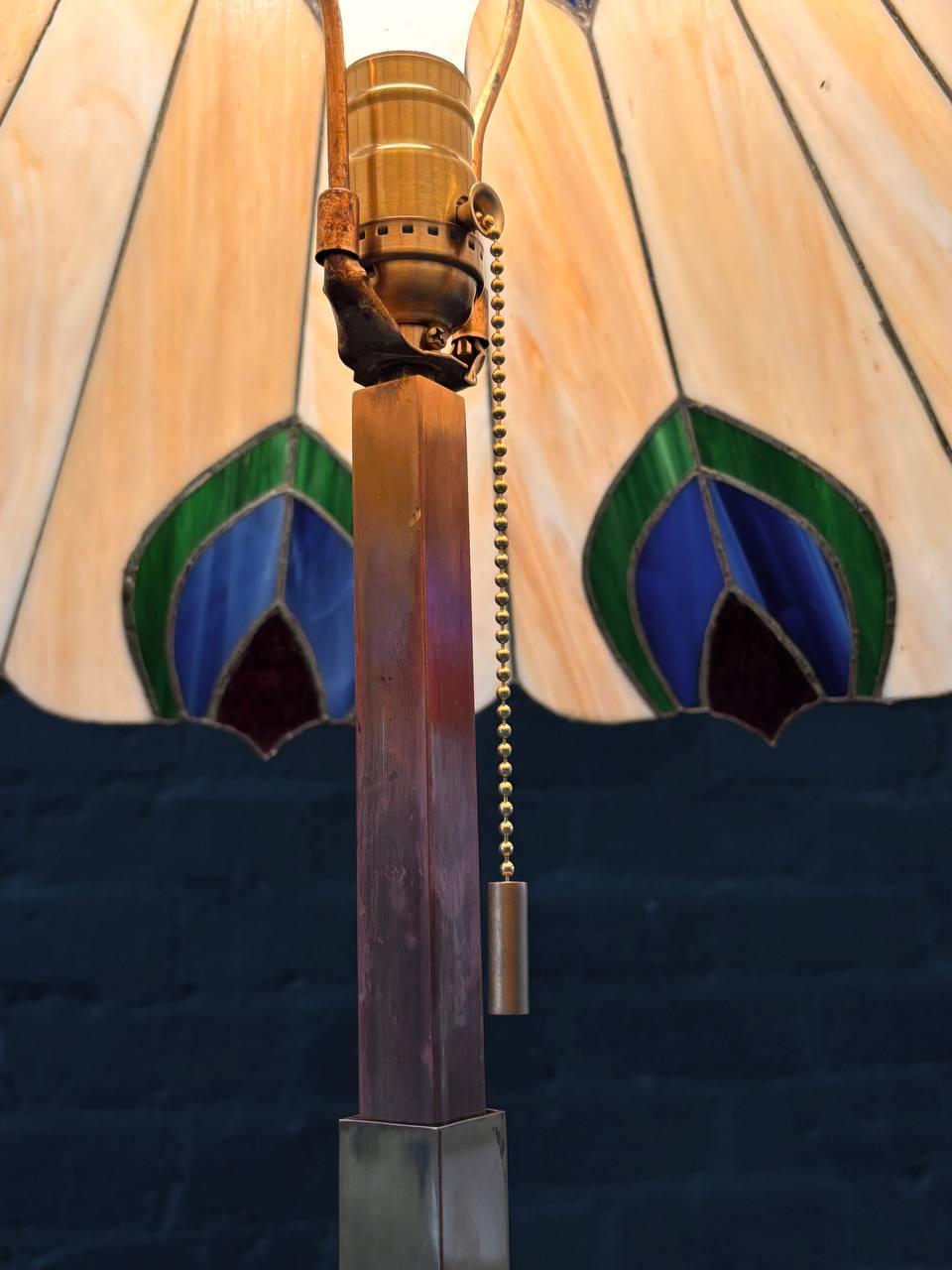 Antike Stehlampe im Art-Déco-Stil mit Schirm im Tiffany-Stil (Messing) im Angebot