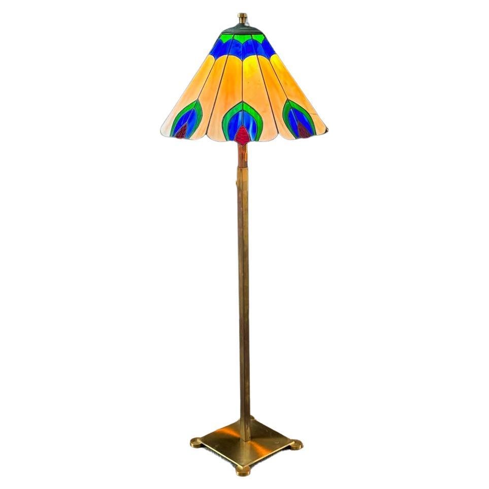 Antike Stehlampe im Art-Déco-Stil mit Schirm im Tiffany-Stil im Angebot