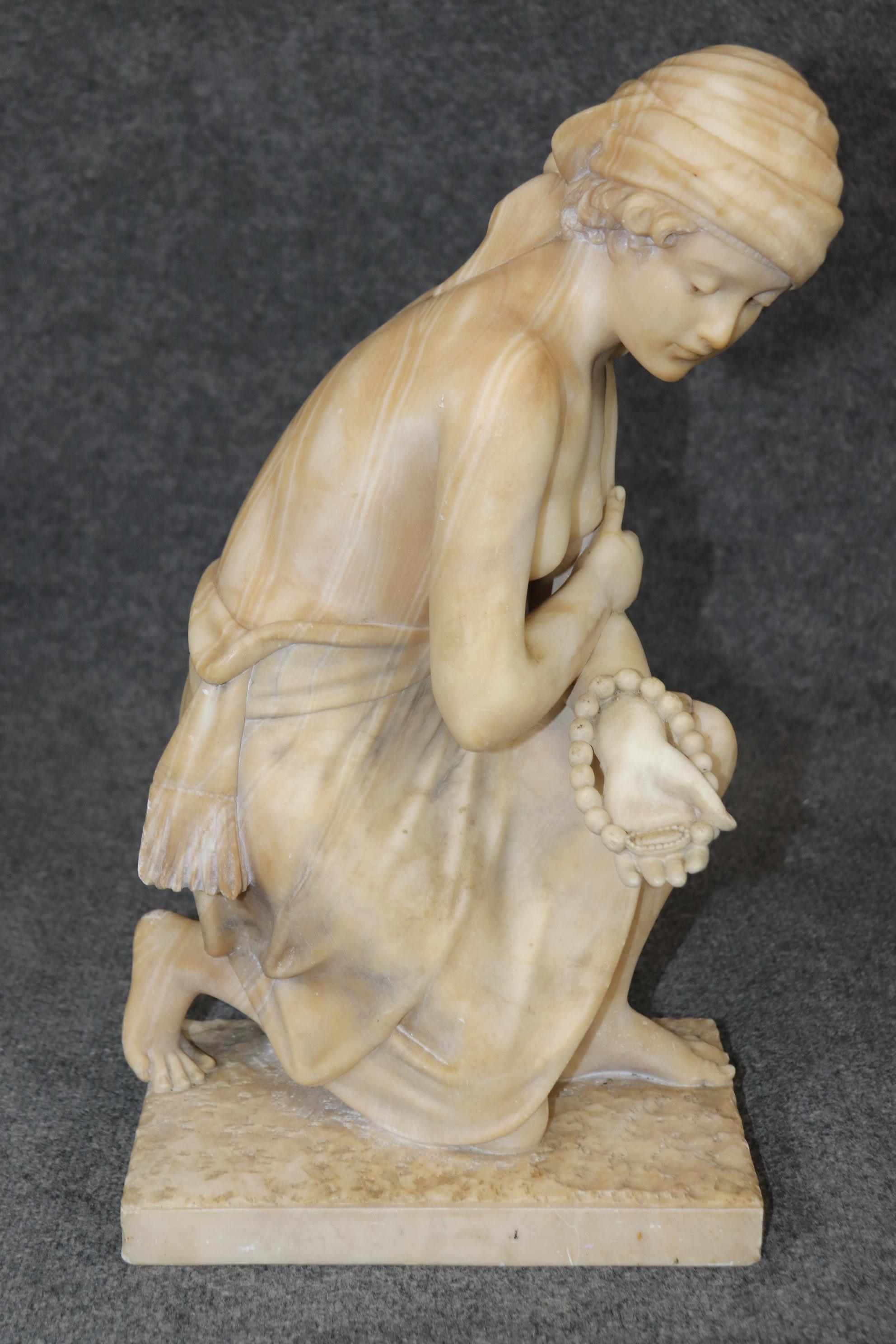 Dimensions - H : 19 3/4 in W : 11 po D : 8 po 

Une fascinante sculpture antique italienne de style Art déco représentant une gitane des années 1920, délicieusement sculptée dans de l'albâtre, mettant en valeur l'élégance, le mouvement et l'exotisme