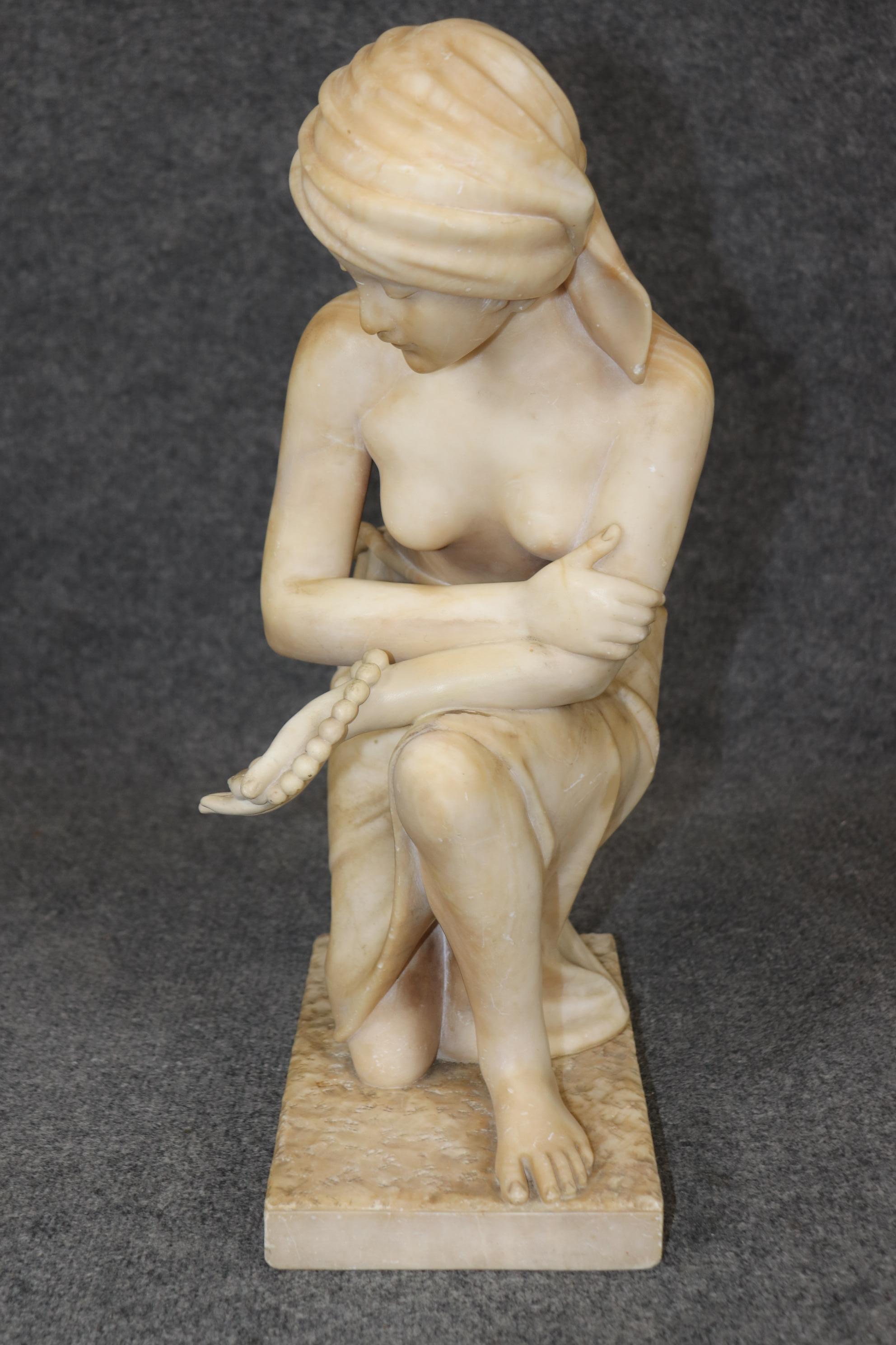 Sculpté à la main Ancienne sculpture italienne en albâtre de style Art déco représentant une gitane, signée A. Gernay en vente