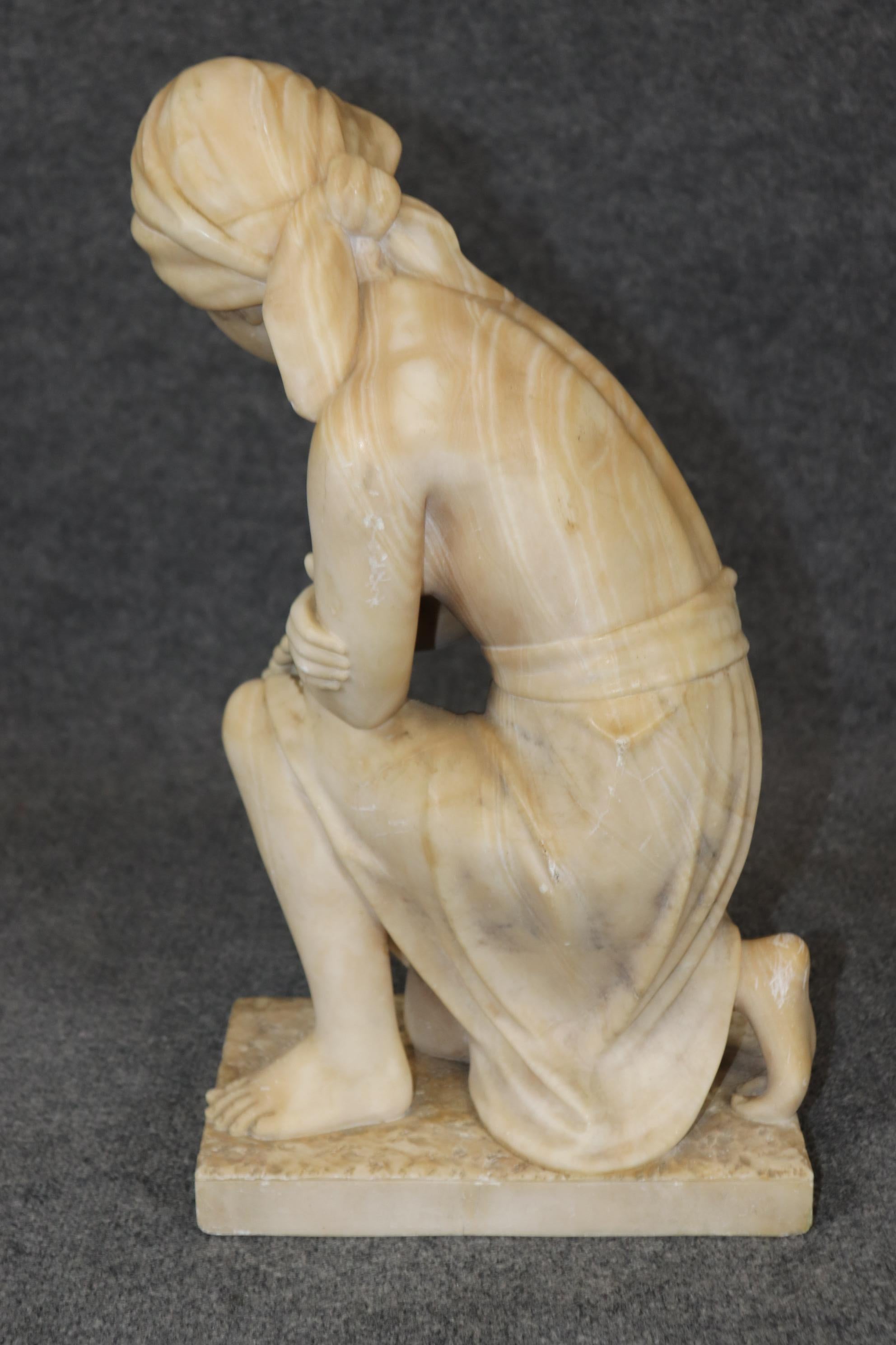 Ancienne sculpture italienne en albâtre de style Art déco représentant une gitane, signée A. Gernay Bon état - En vente à Swedesboro, NJ